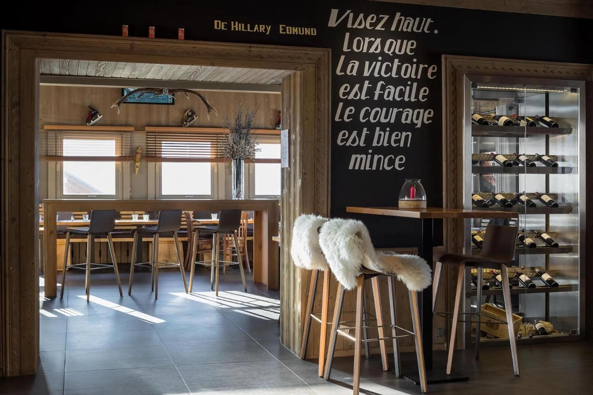 Restaurant/places to eat in Hillary Hotel