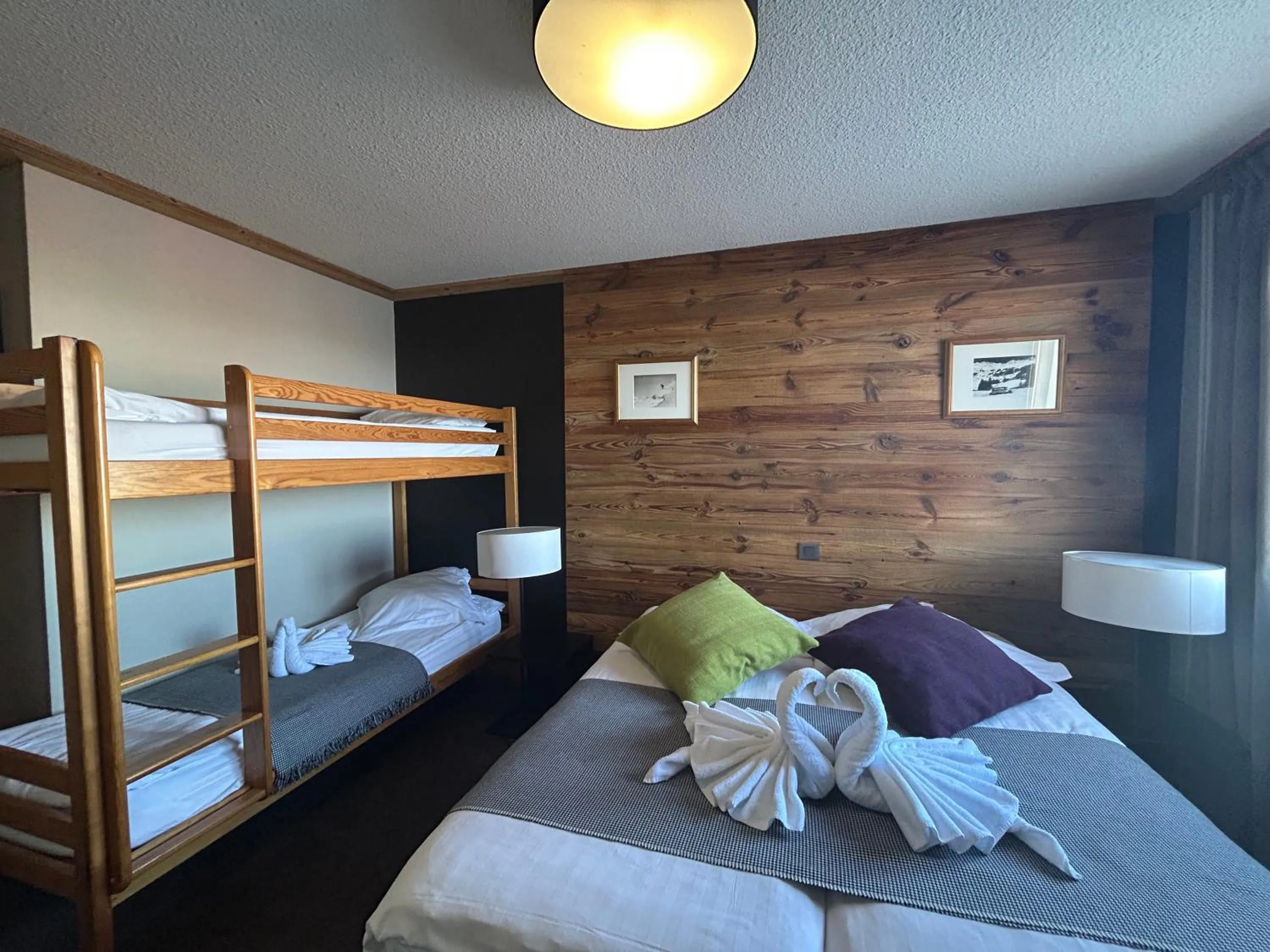 Photo of the whole room, Bed in Hillary Hotel