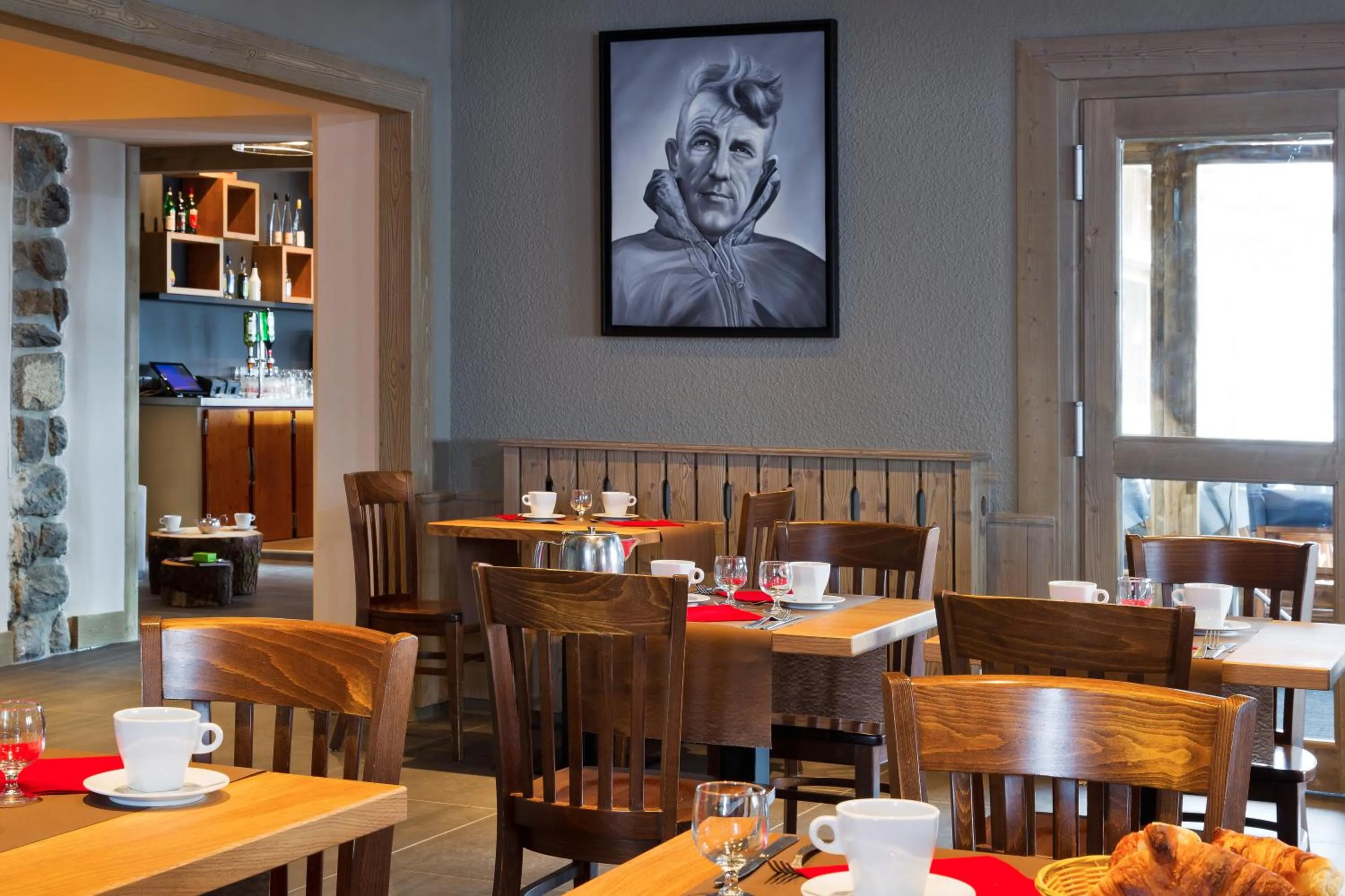 Restaurant/places to eat in Hillary Hotel