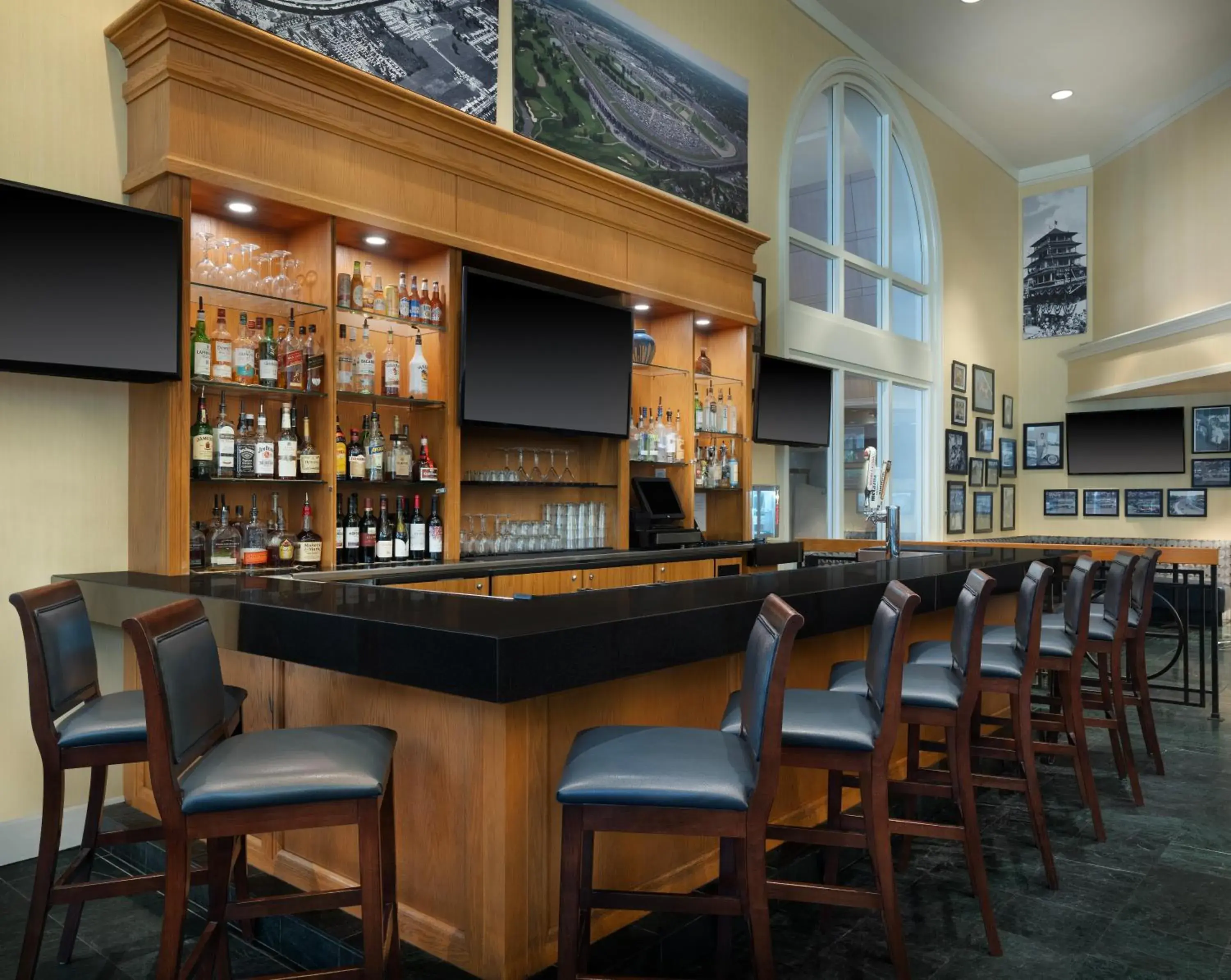 Lounge or bar in Hilton Indianapolis Hotel & Suites Lounge or bar in Hilton Indianapolis Hotel & Suites