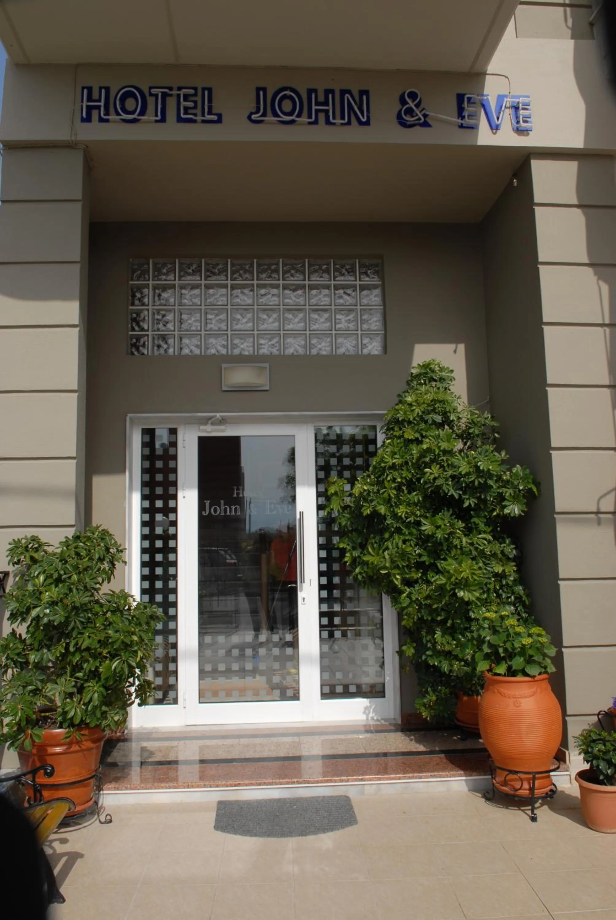 Facade/entrance in John & Eve Hotel
