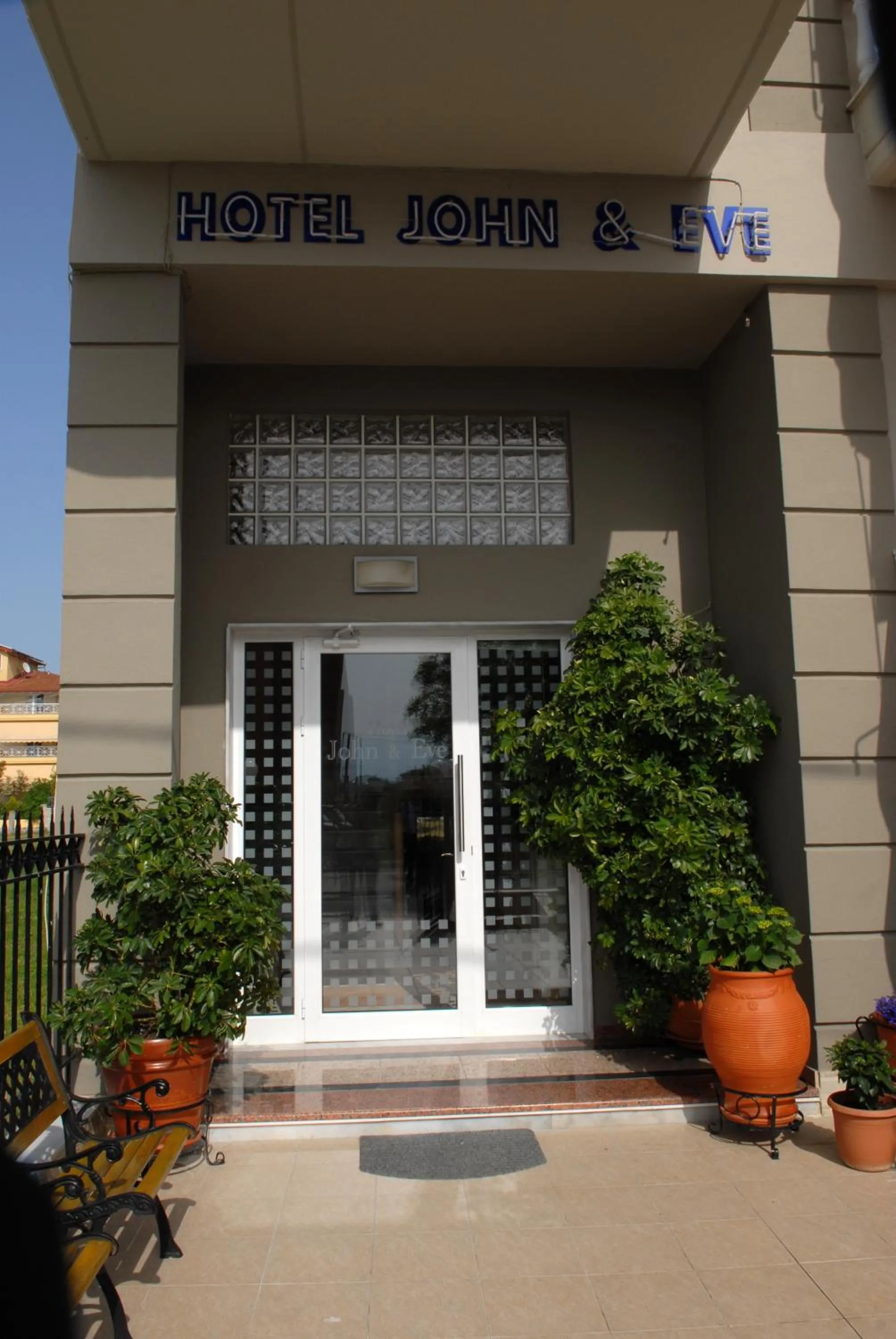 Facade/entrance in John & Eve Hotel