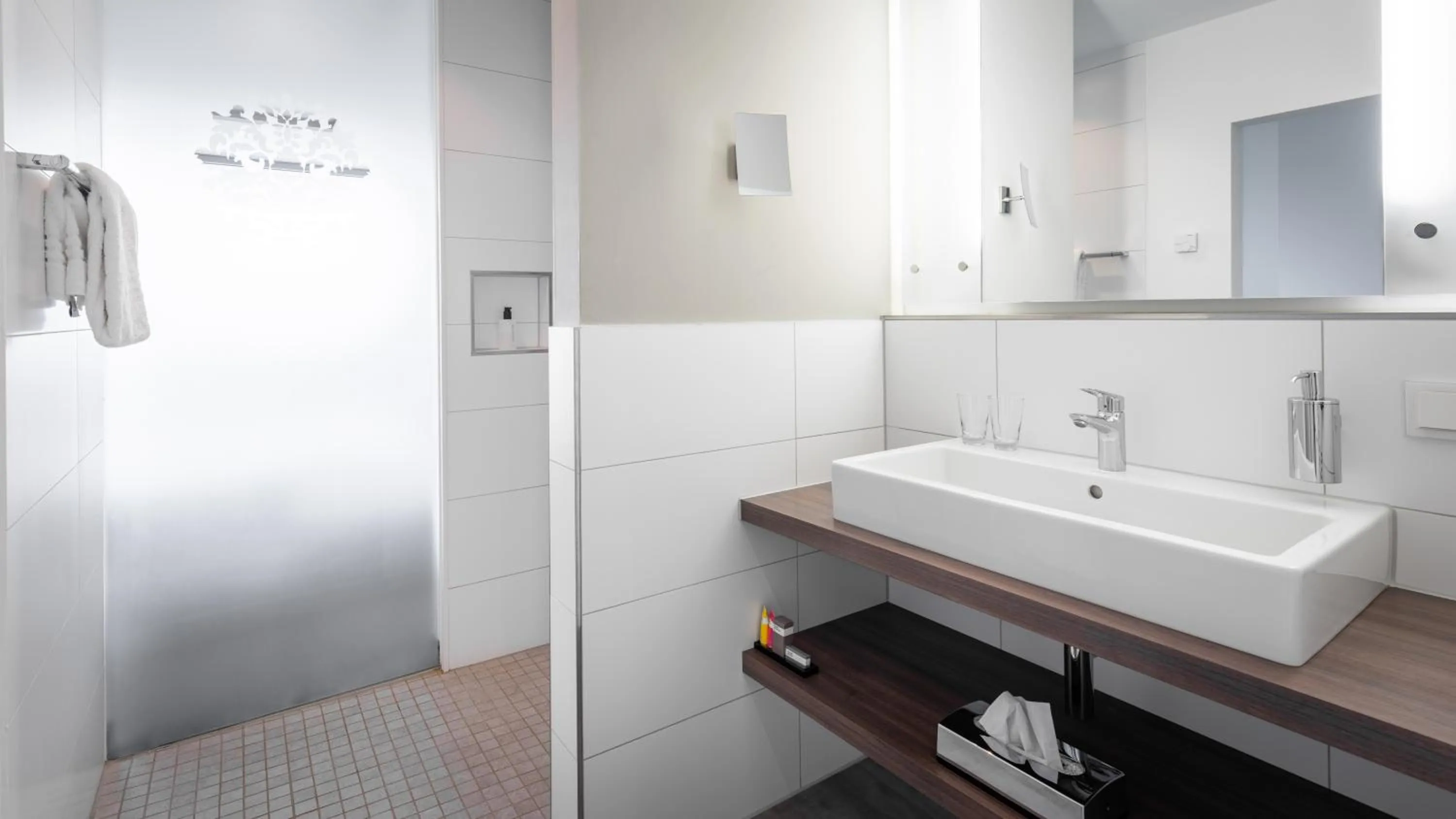 Shower in Das Vesper