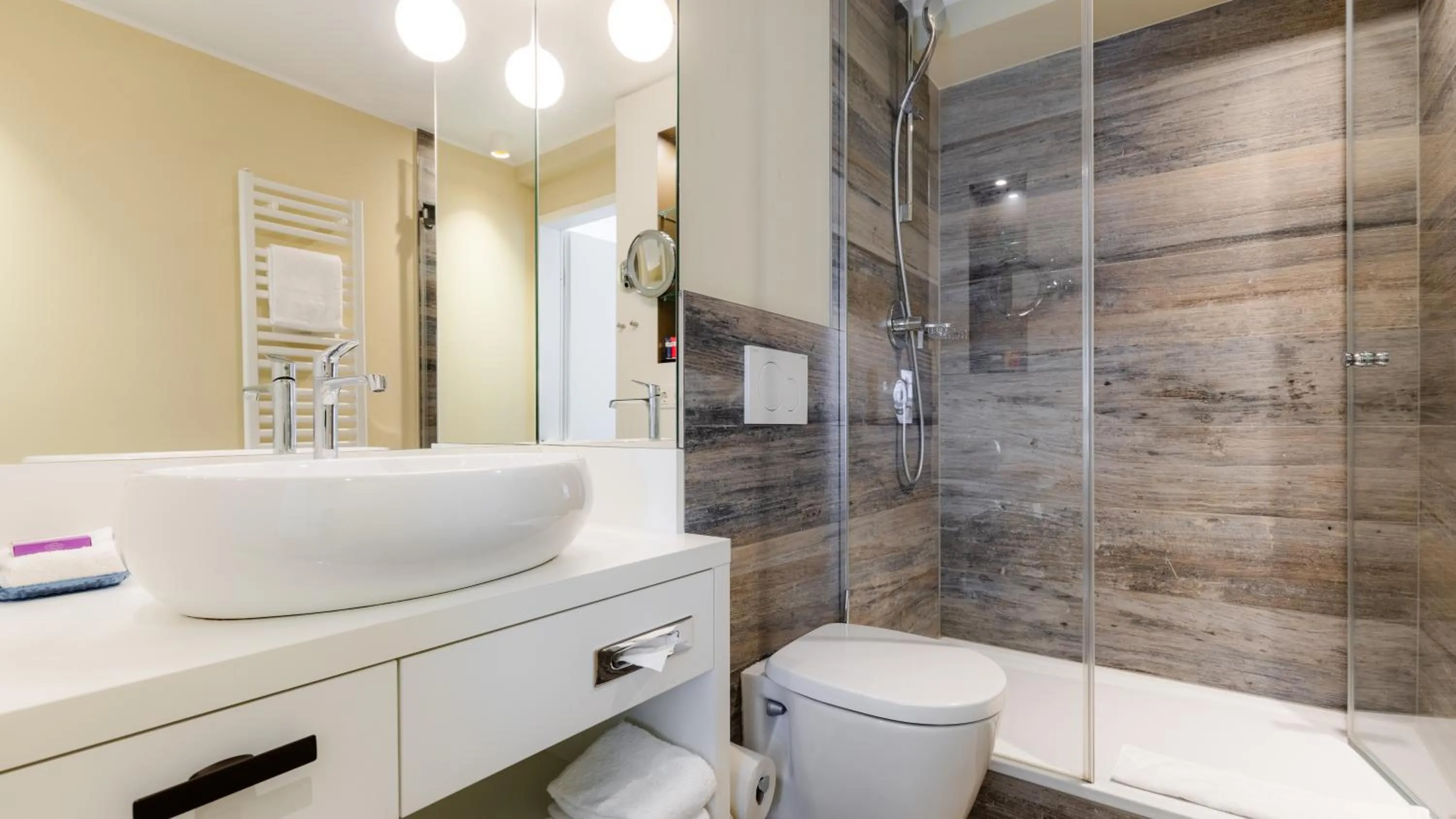 Shower in Das Vesper