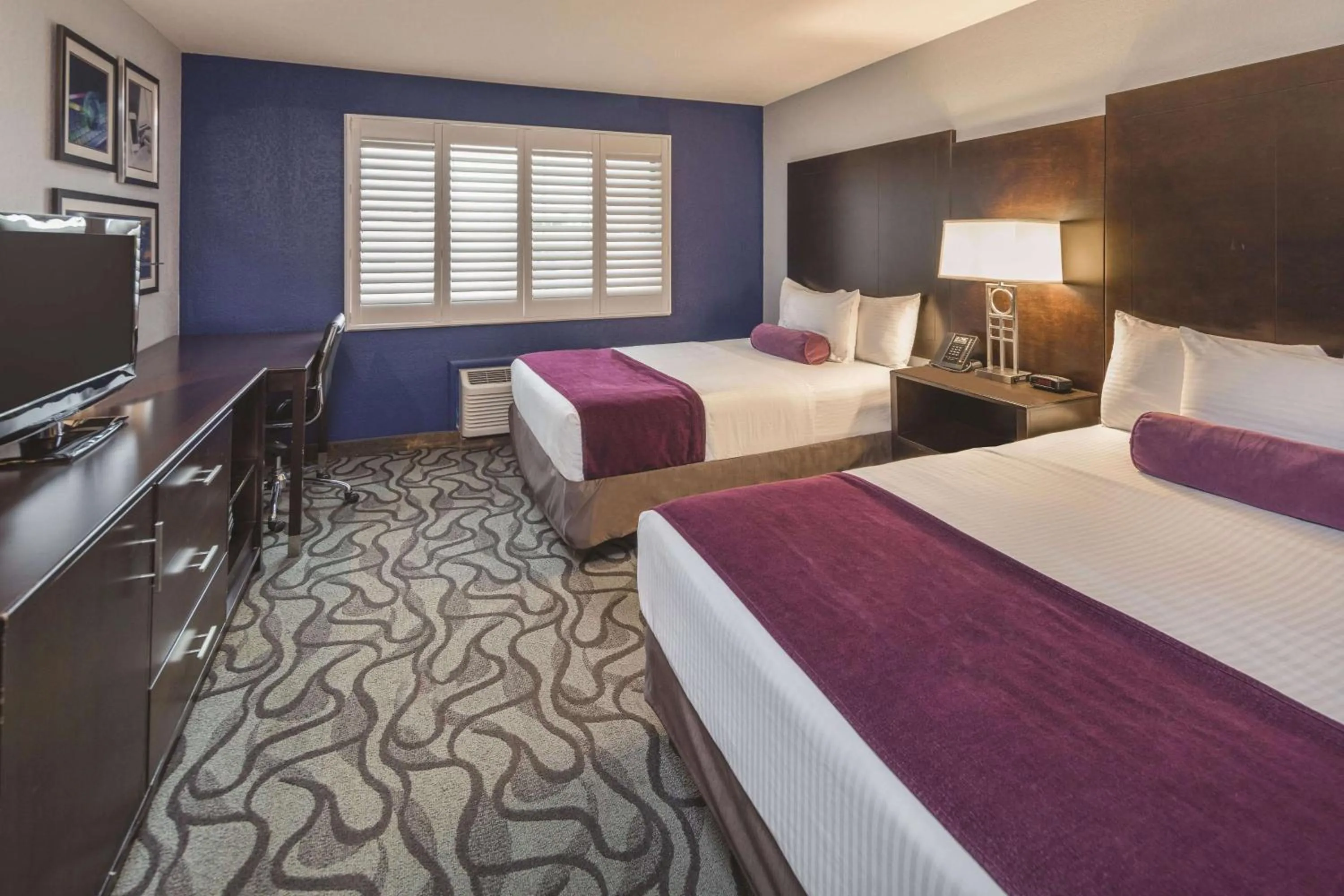 Queen Room with Two Queen Beds in La Quinta by Wyndham San Jose Airport