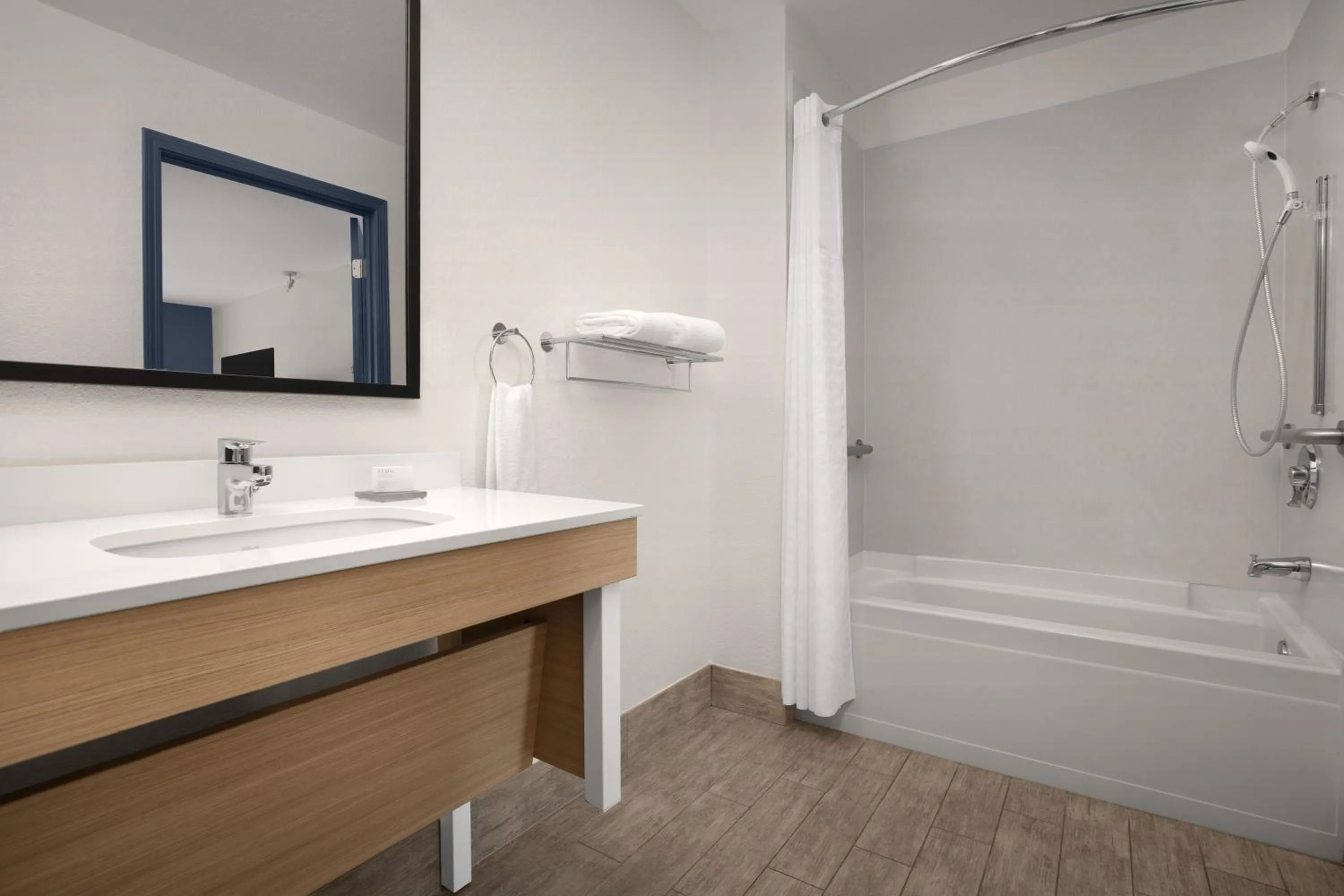 Bathroom in La Quinta by Wyndham San Jose Airport