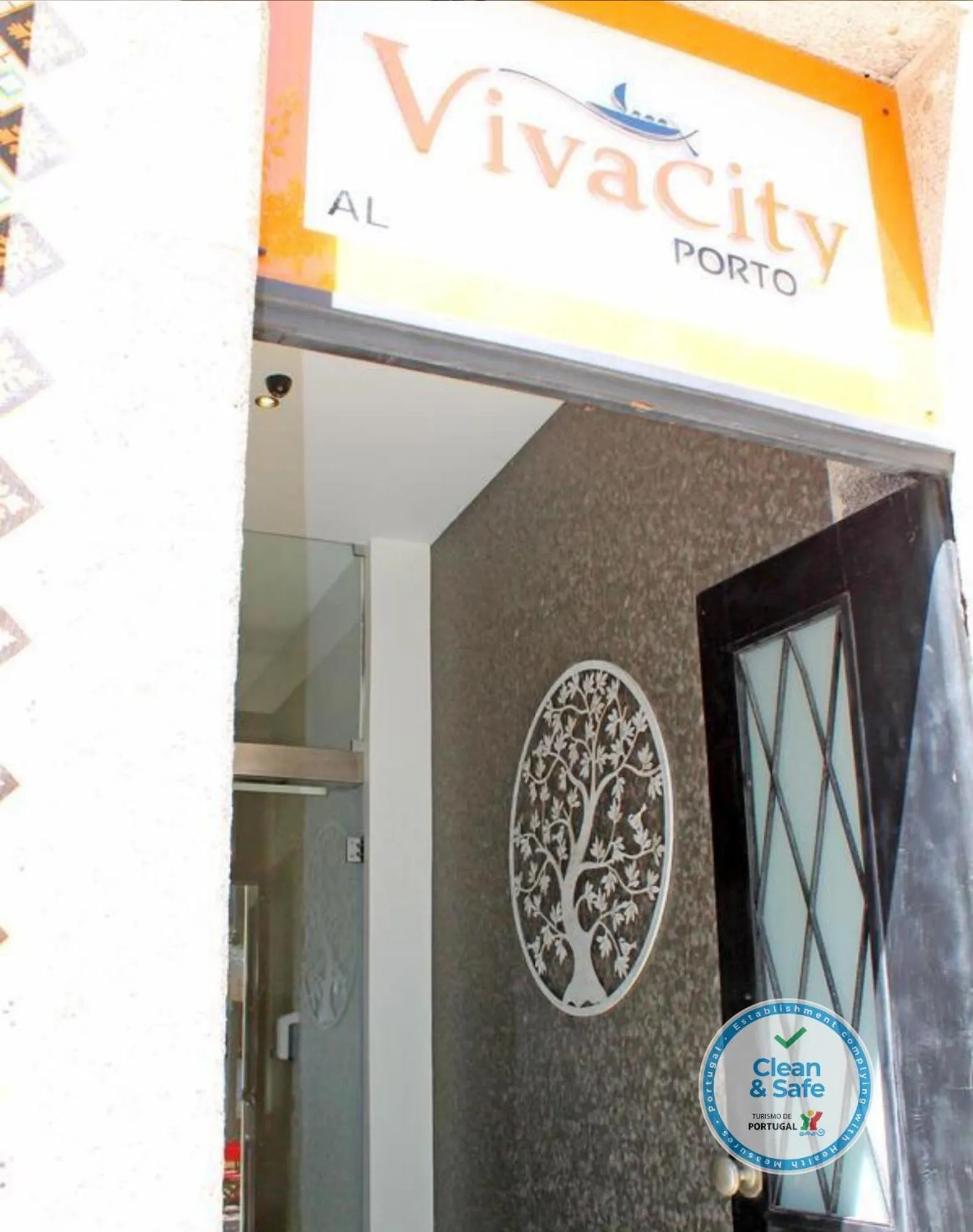 Property building in Vivacity Porto - Rooms & Apartments