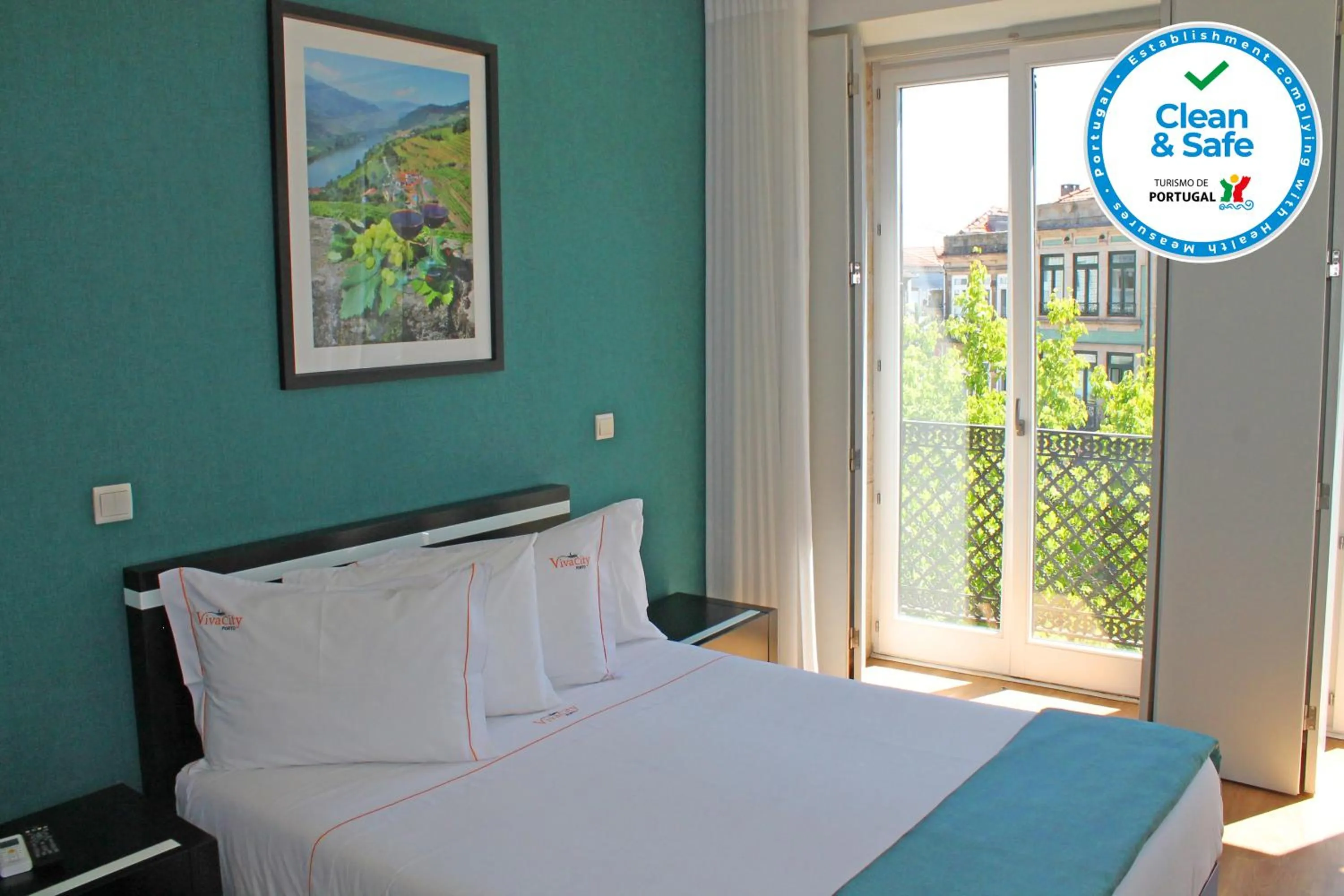 Logo/Certificate/Sign, Bed in Vivacity Porto - Rooms & Apartments