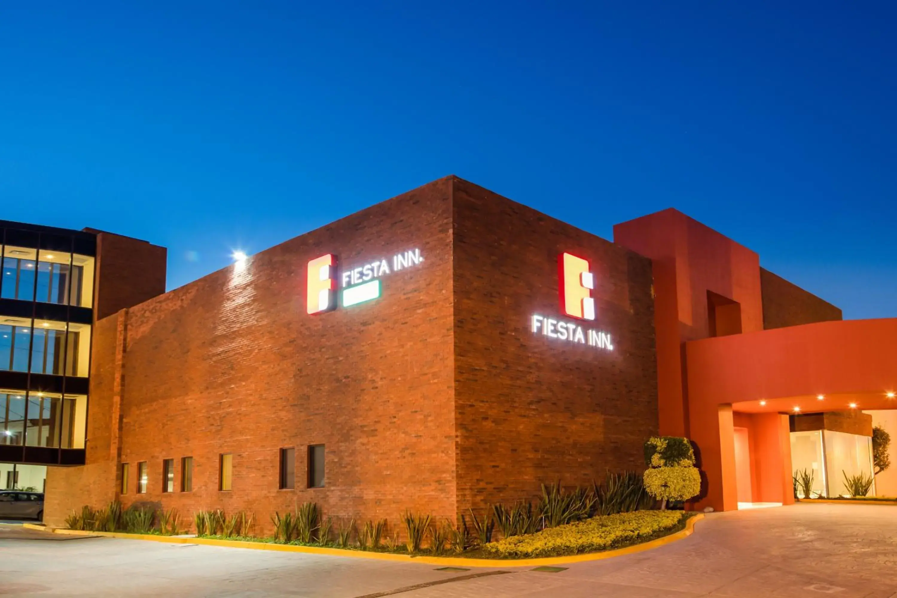 Property building in Fiesta Inn Monterrey la Fe Property building in Fiesta Inn Monterrey la Fe