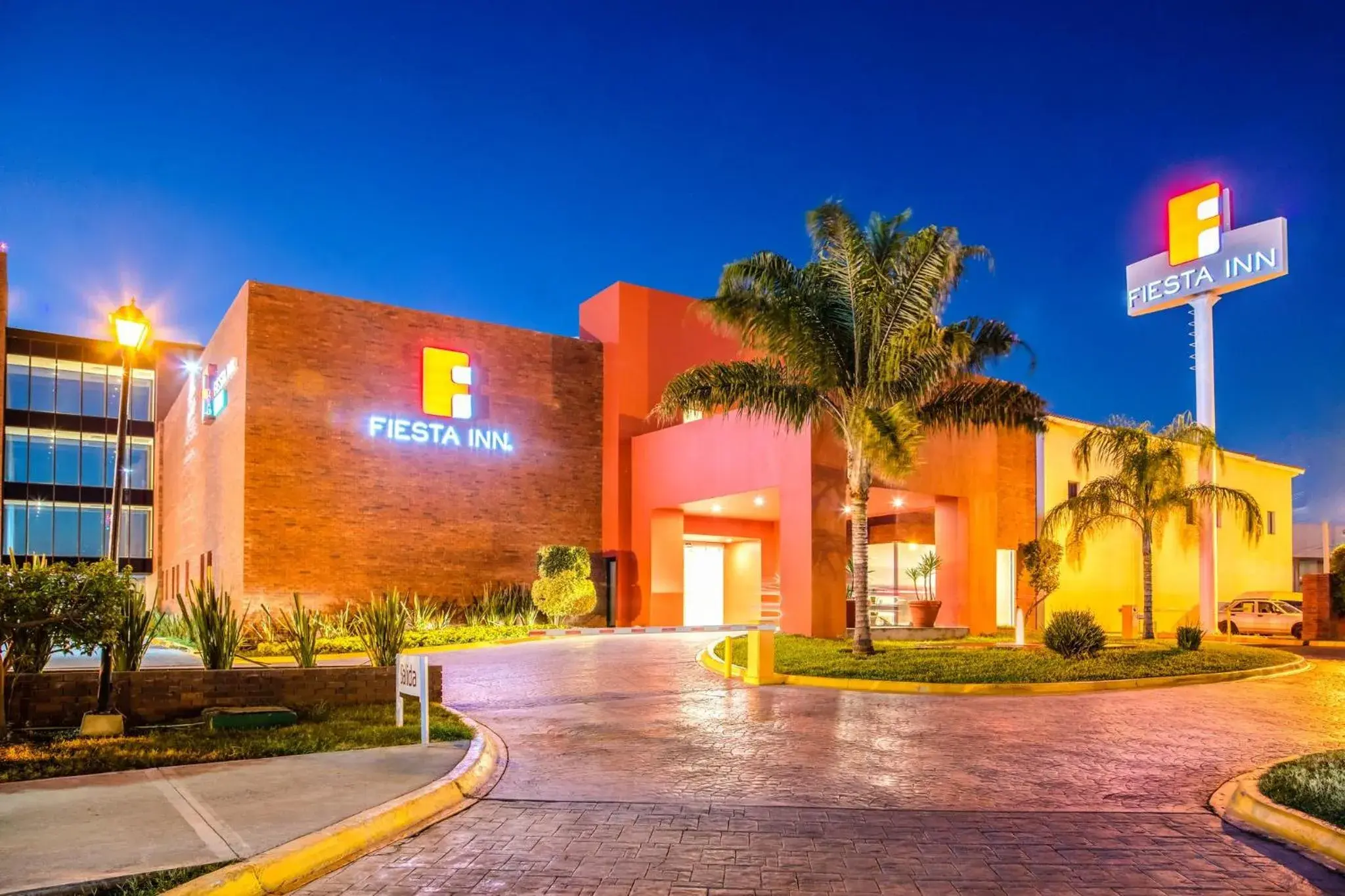 Property building in Fiesta Inn Monterrey la Fe Property building in Fiesta Inn Monterrey la Fe