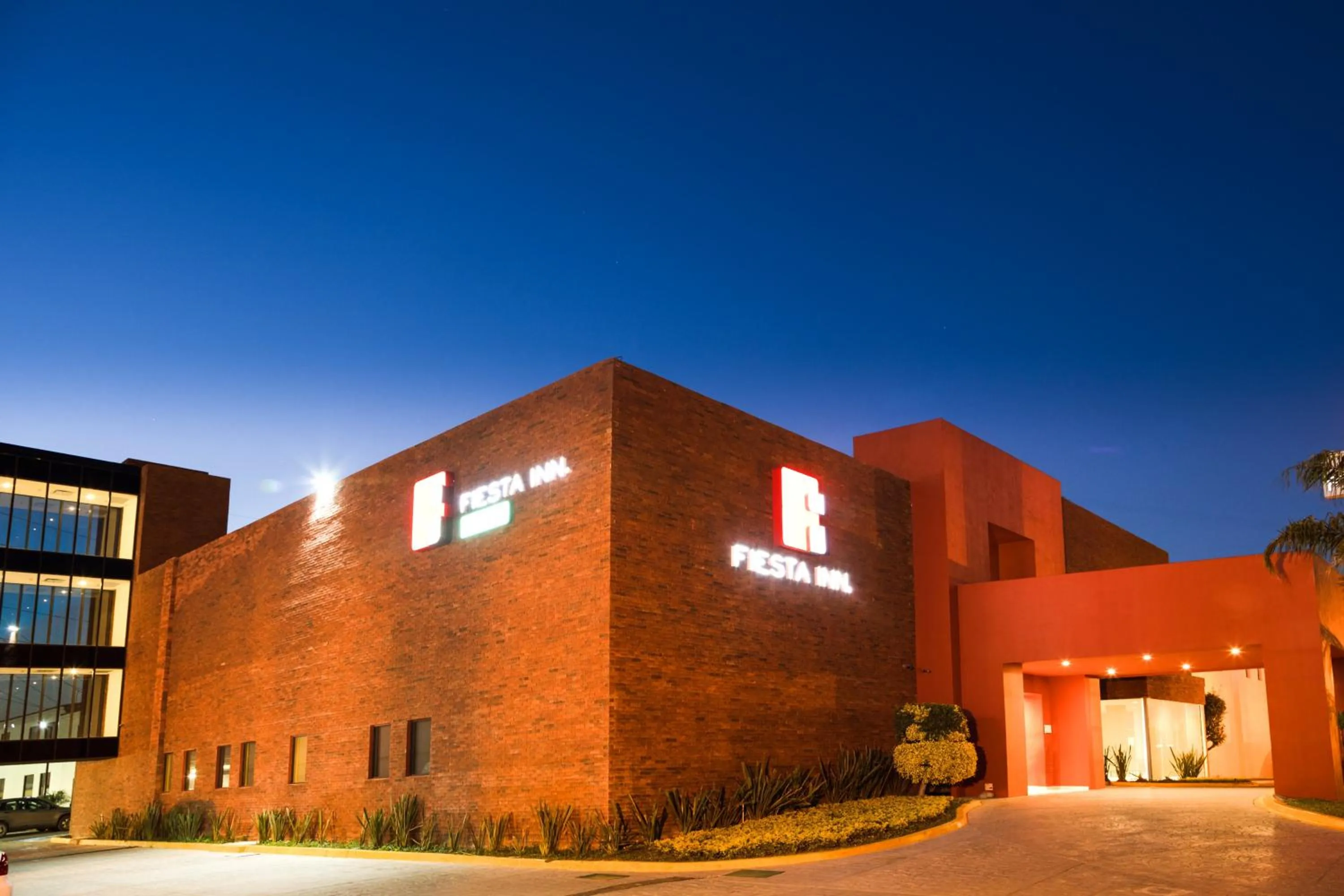 Property building in Fiesta Inn Monterrey la Fe