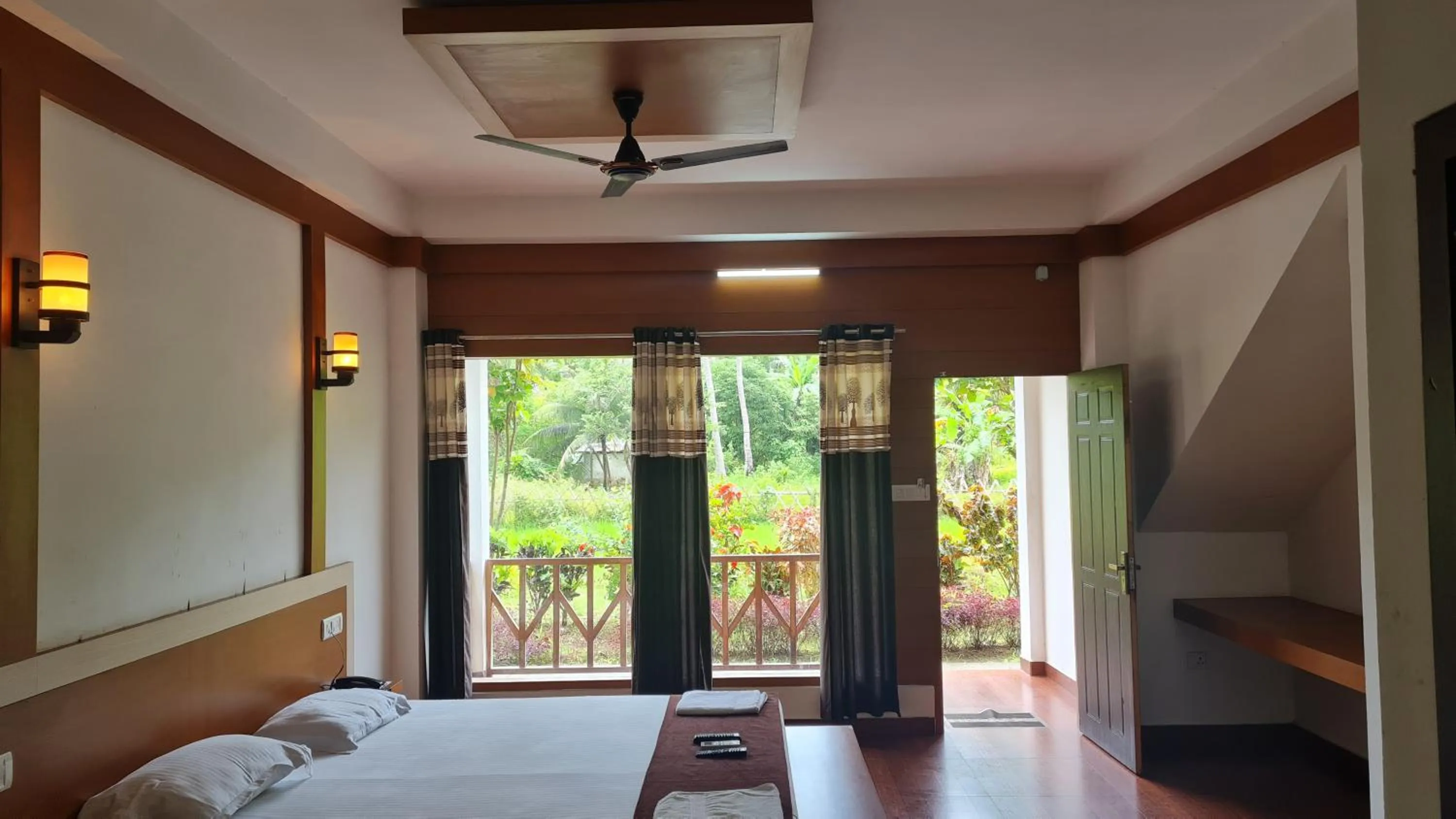 View (from property/room), Bed in Hotel Exotica Squares