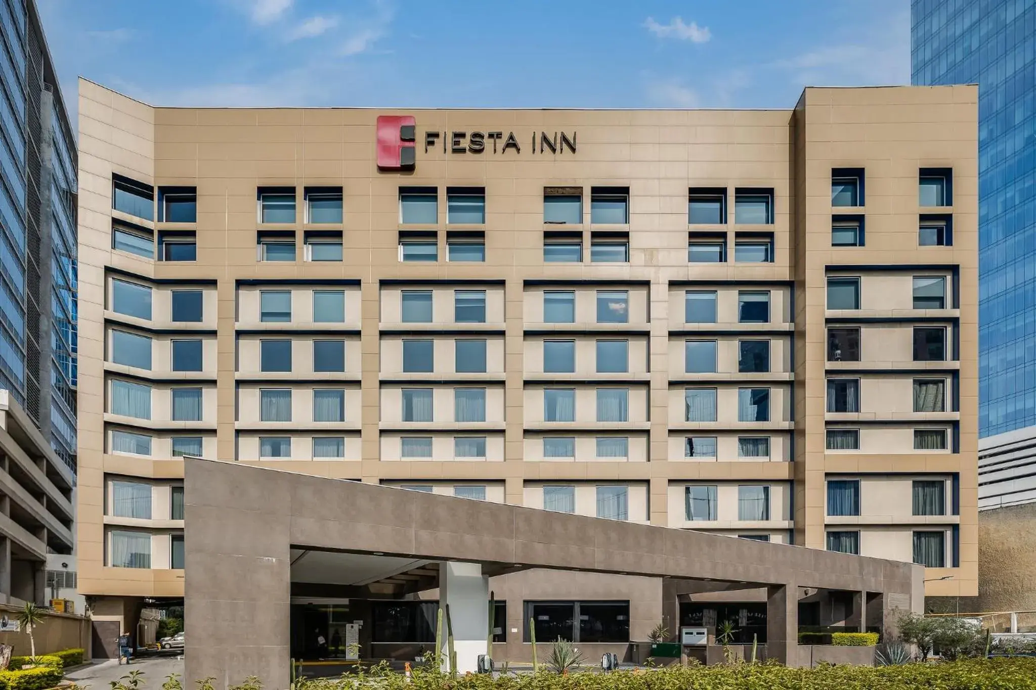 Property building in Fiesta Inn Monterrey Valle Property building in Fiesta Inn Monterrey Valle