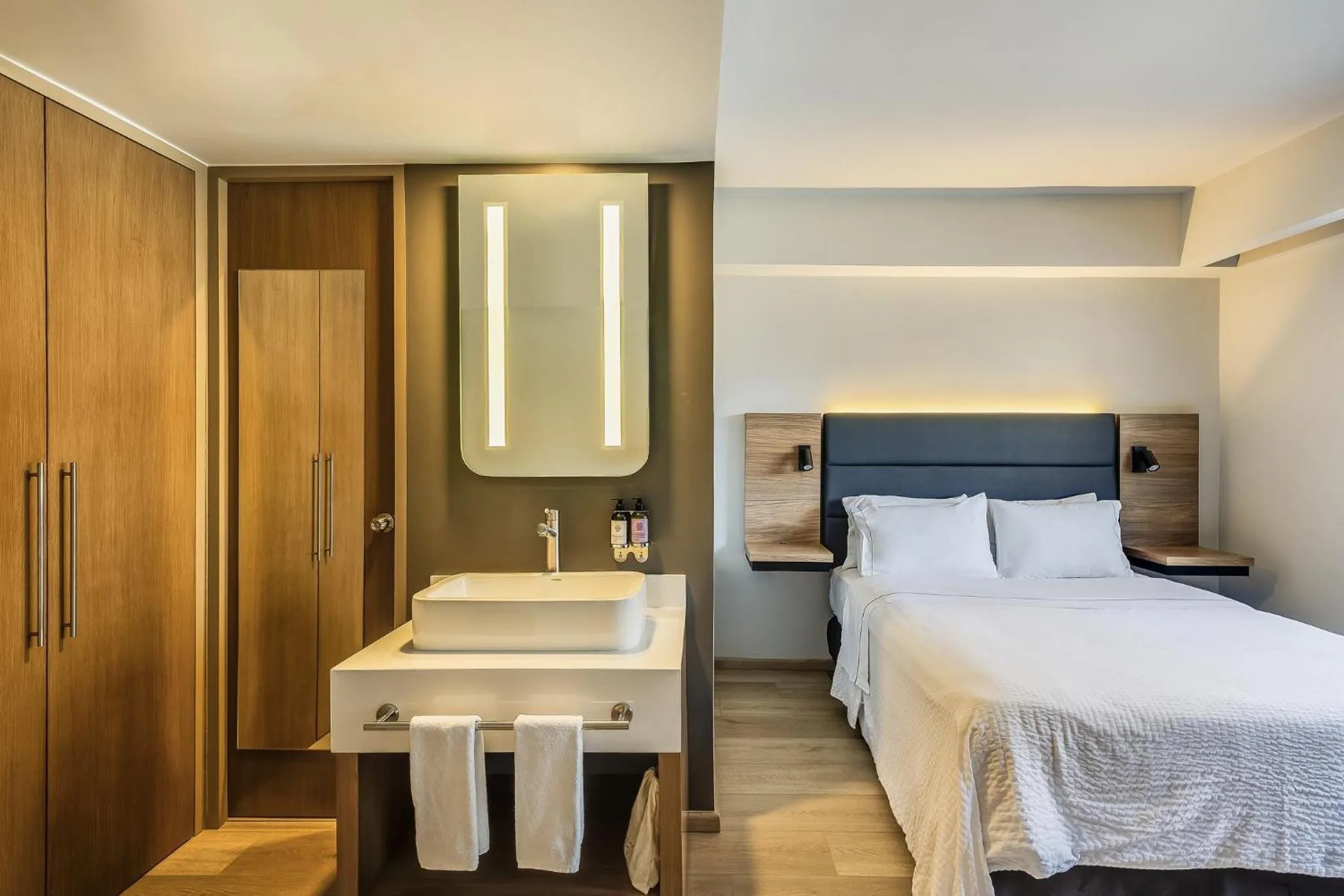 Bedroom, Bed in Fiesta Inn Monterrey Valle