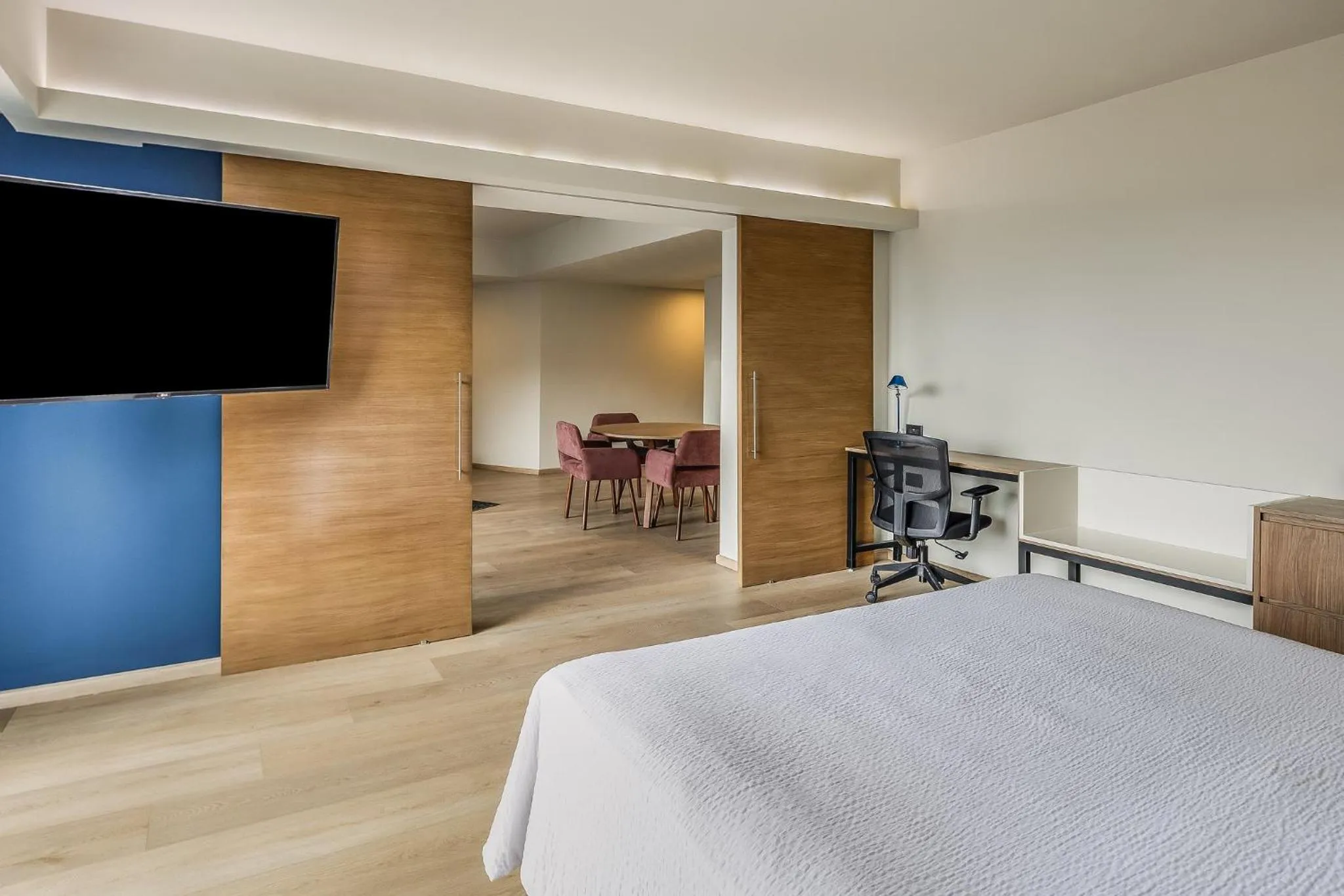 Bedroom, Bed in Fiesta Inn Monterrey Valle