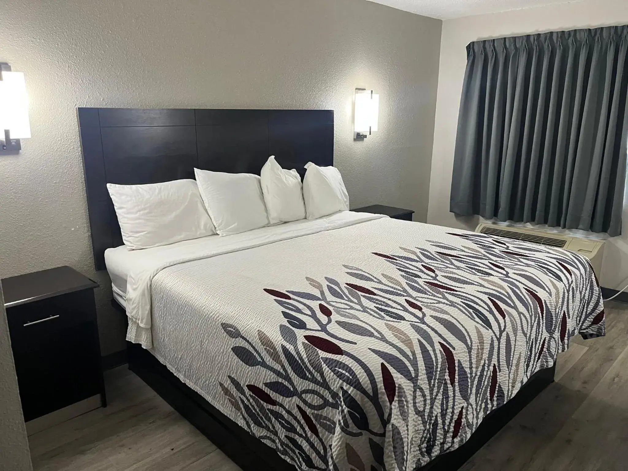 Photo of the whole room, Bed in Red Roof Inn Kimball, TN I-24 Photo of the whole room, Bed in Red Roof Inn Kimball, TN I-24