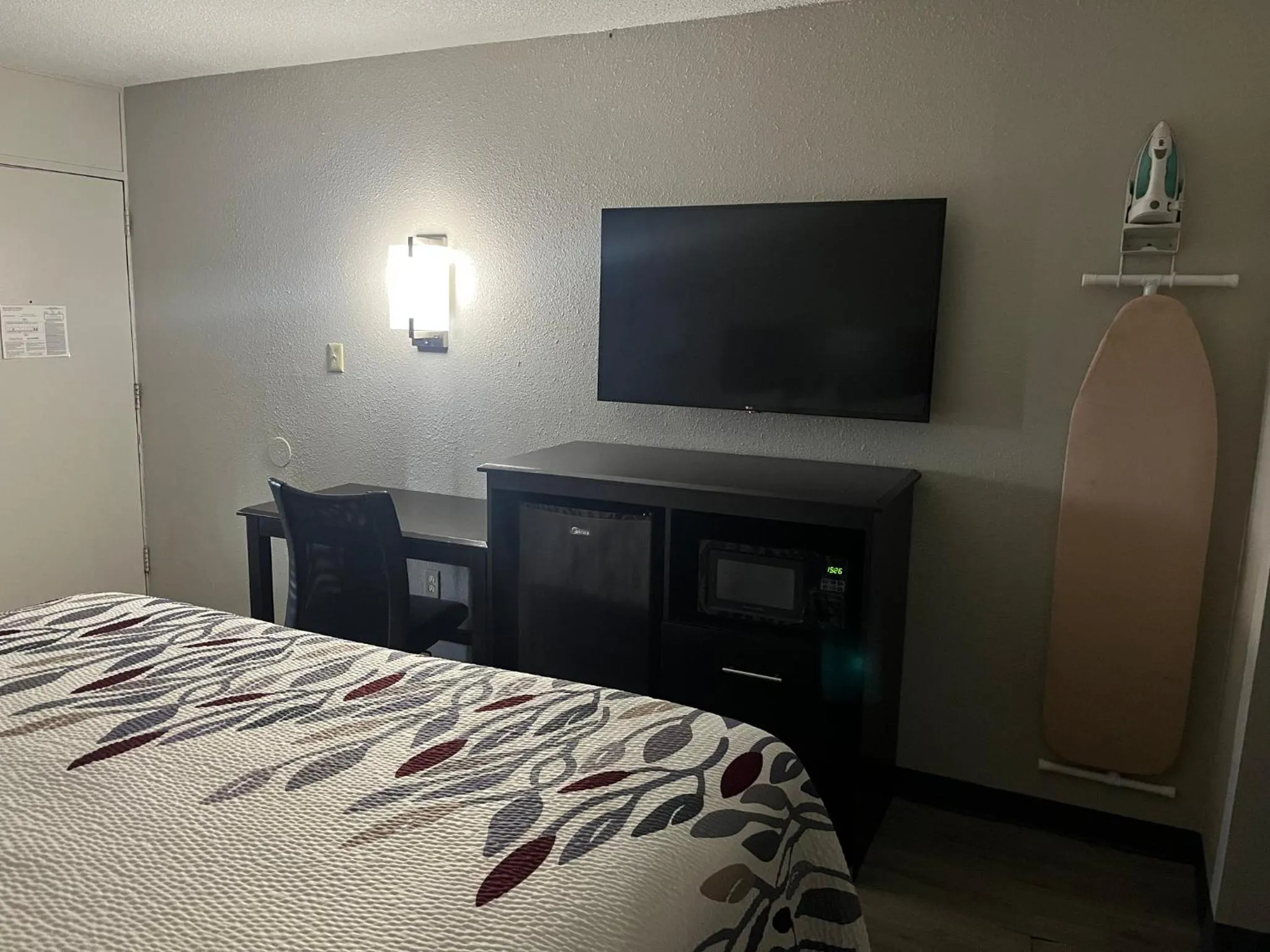 Photo of the whole room, Bed in Red Roof Inn Kimball, TN I-24