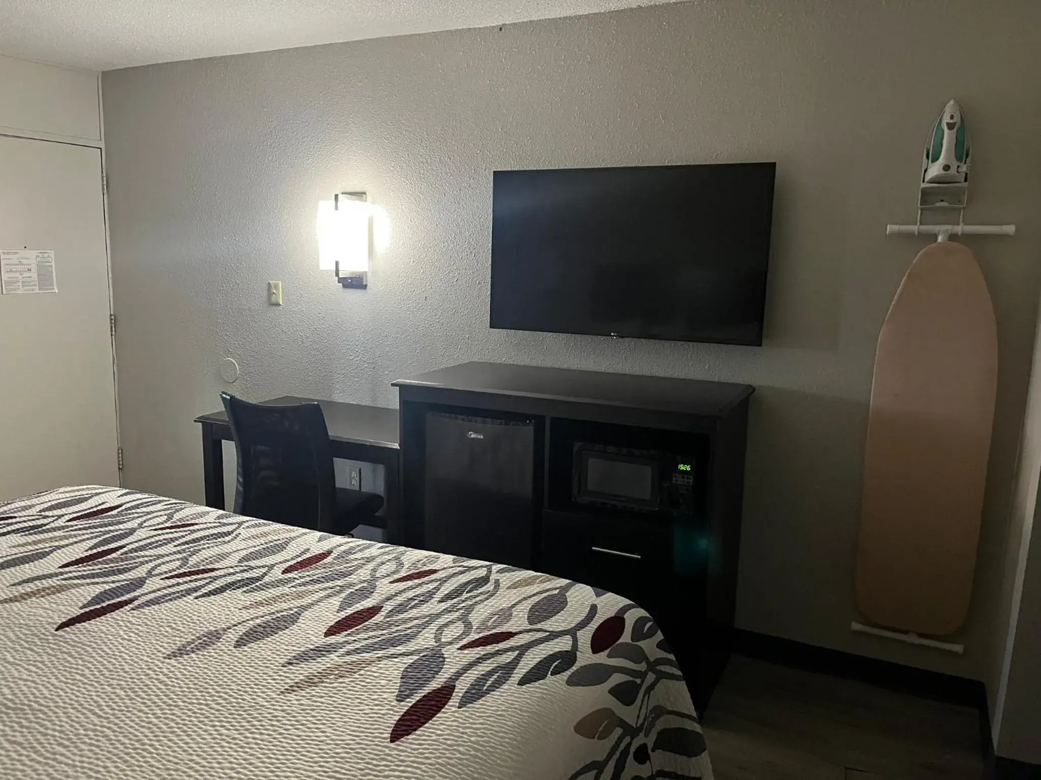 Photo of the whole room, Bed in Red Roof Inn Kimball, TN I-24 Photo of the whole room, Bed in Red Roof Inn Kimball, TN I-24