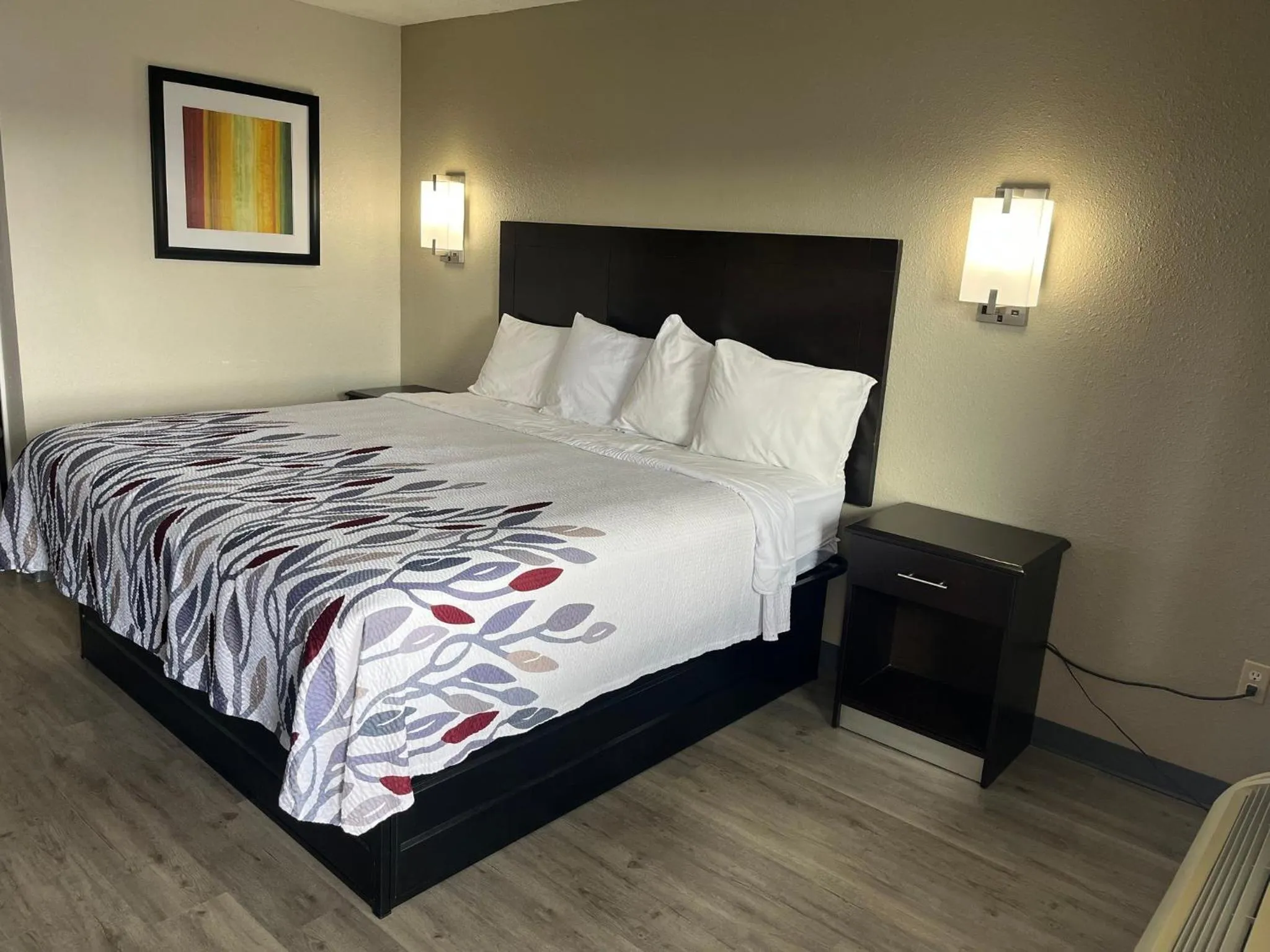 Photo of the whole room, Bed in Red Roof Inn Kimball, TN I-24