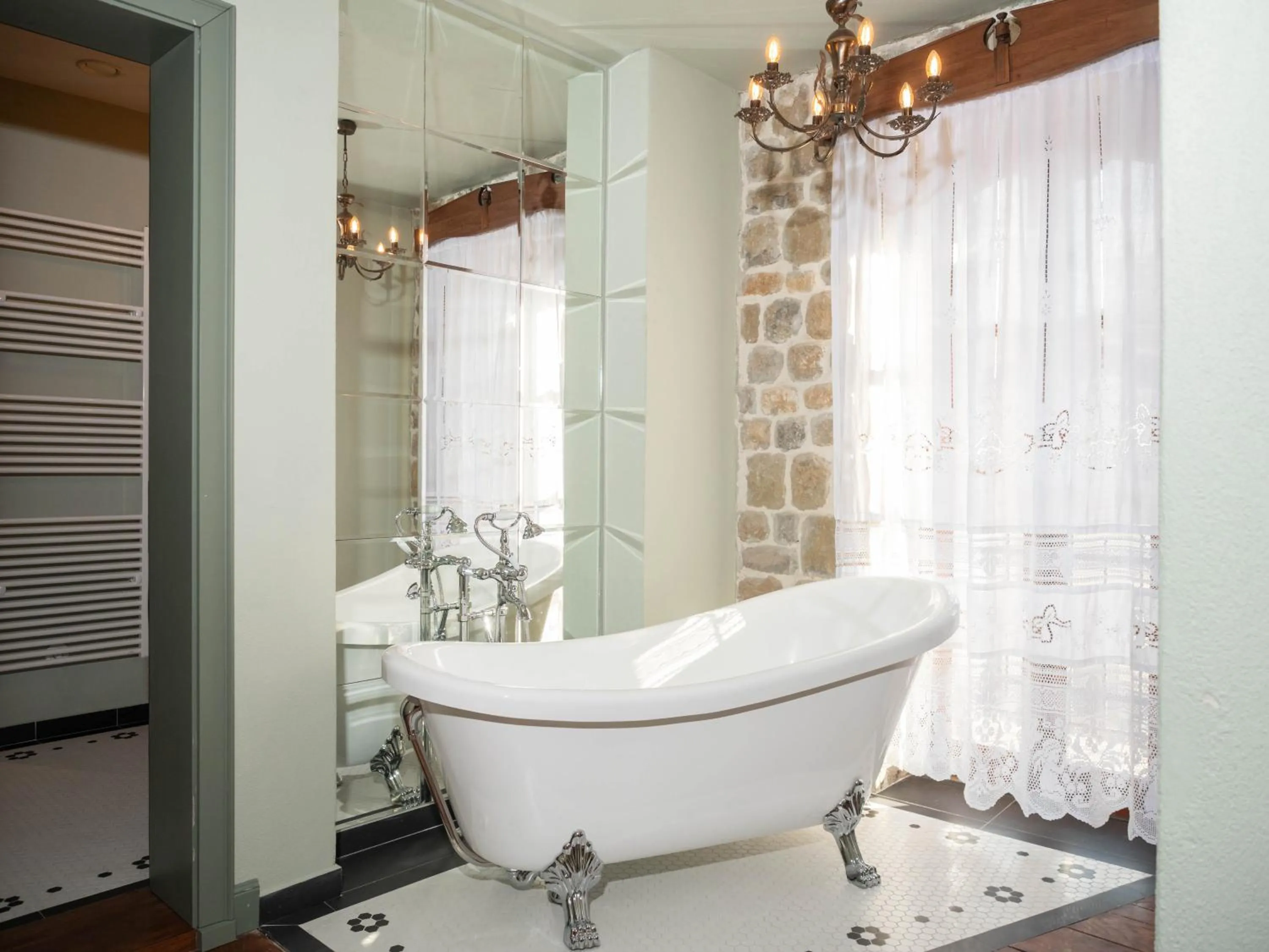 Bath in Vila Ebel Hotel Pool & Spa