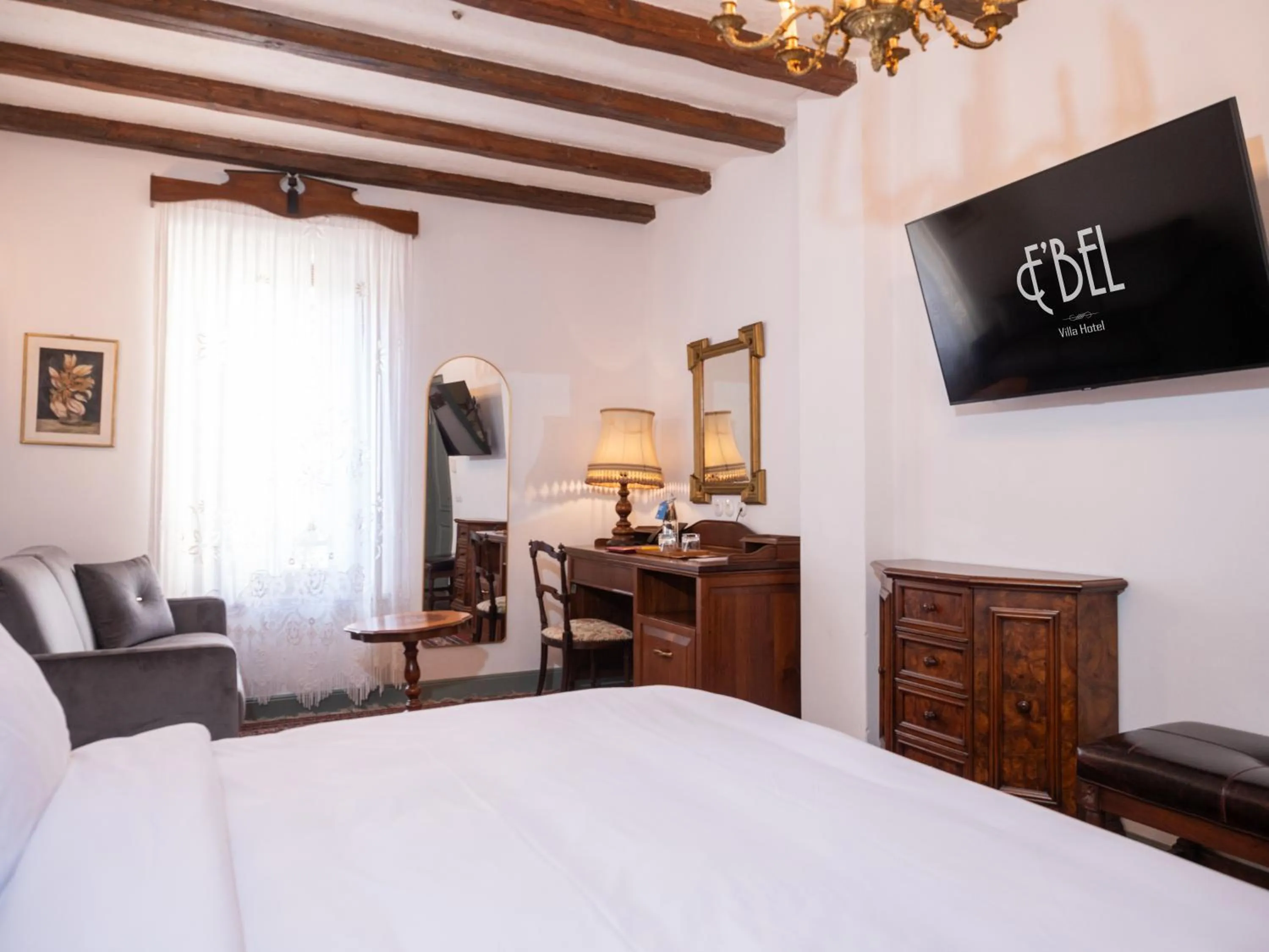 Communal lounge/ TV room, Bed in Vila Ebel Hotel Pool & Spa