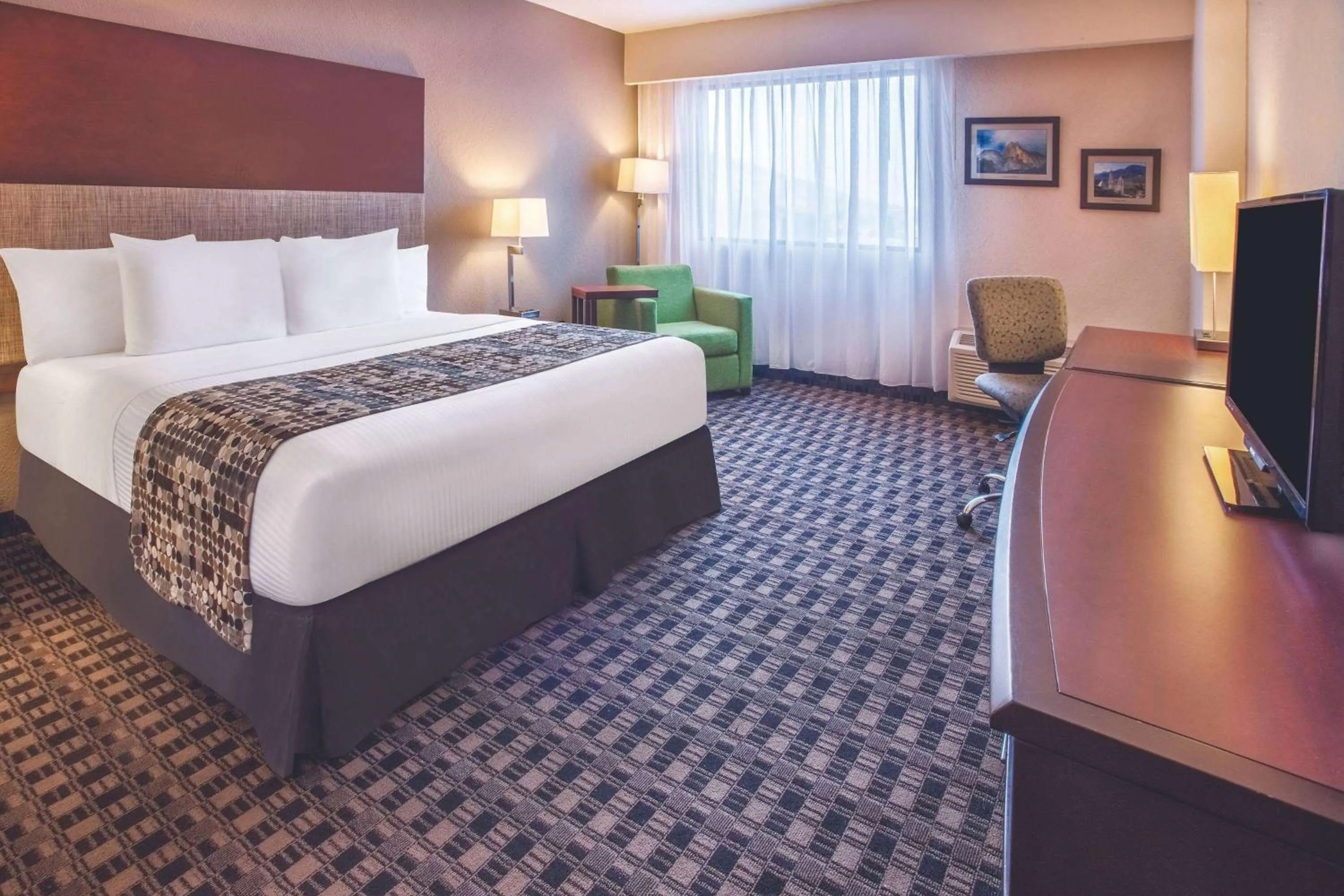 Photo of the whole room, Bed in CHN Hotel Monterrey Norte, Trademark Collection by Wyndham