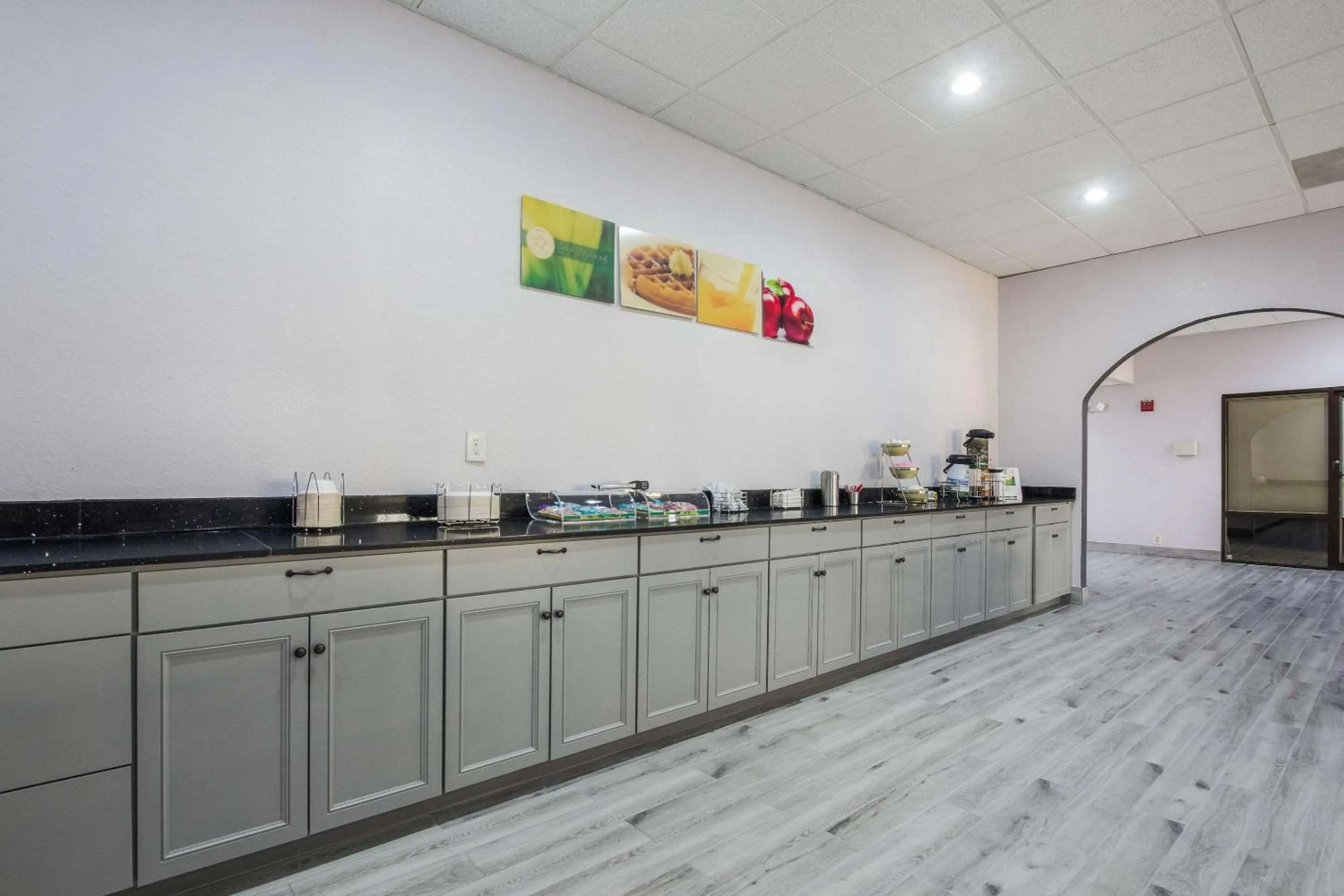 Restaurant/places to eat in Quality Inn