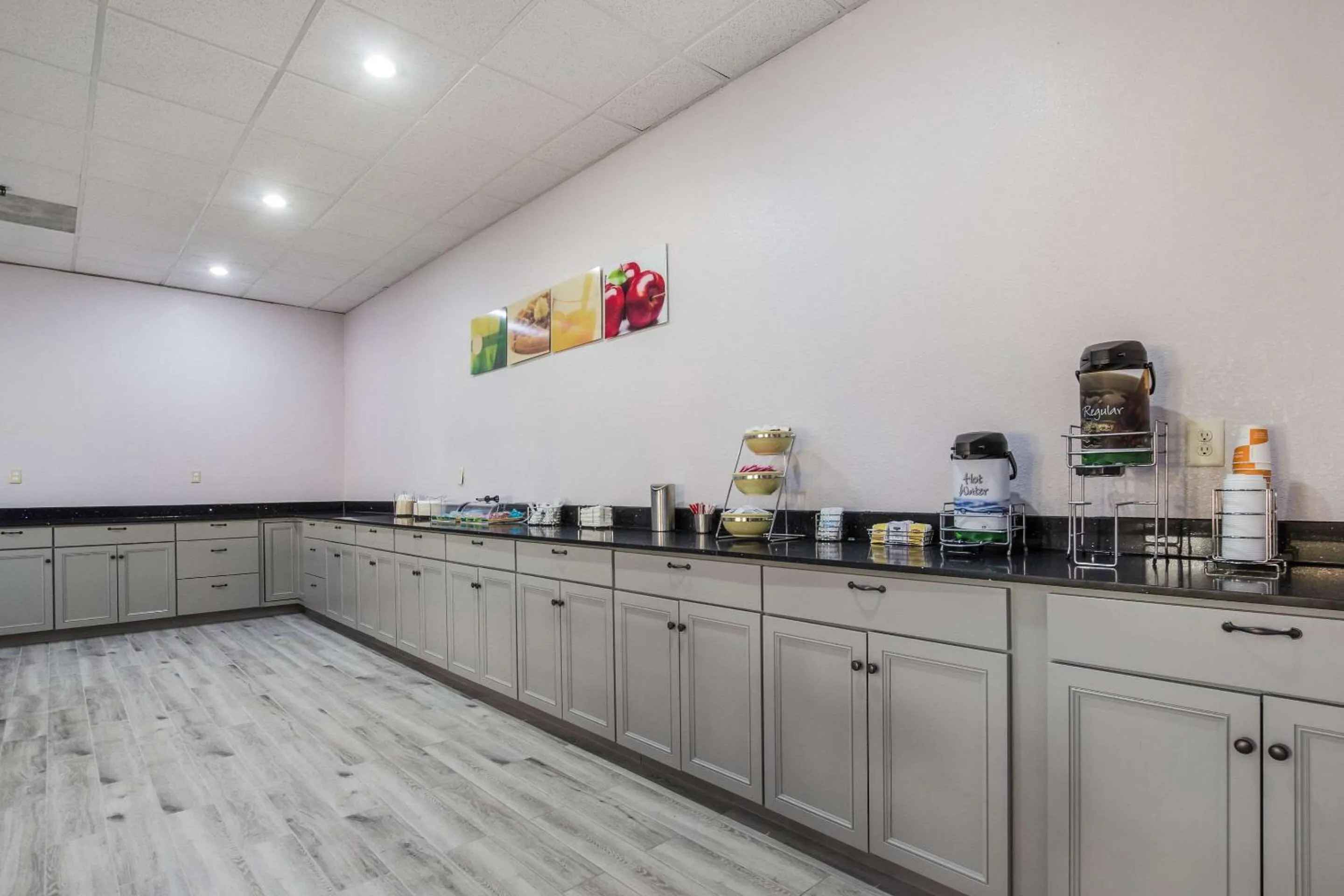 Restaurant/places to eat in Quality Inn