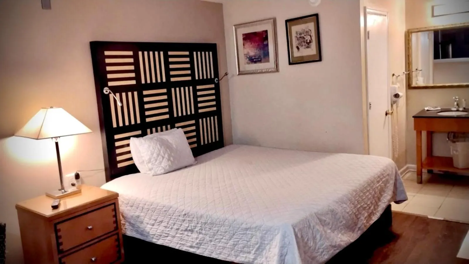 Bed in Motel M Lewisburg