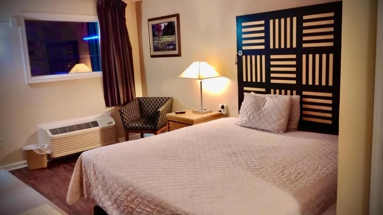 Bed in Motel M Lewisburg