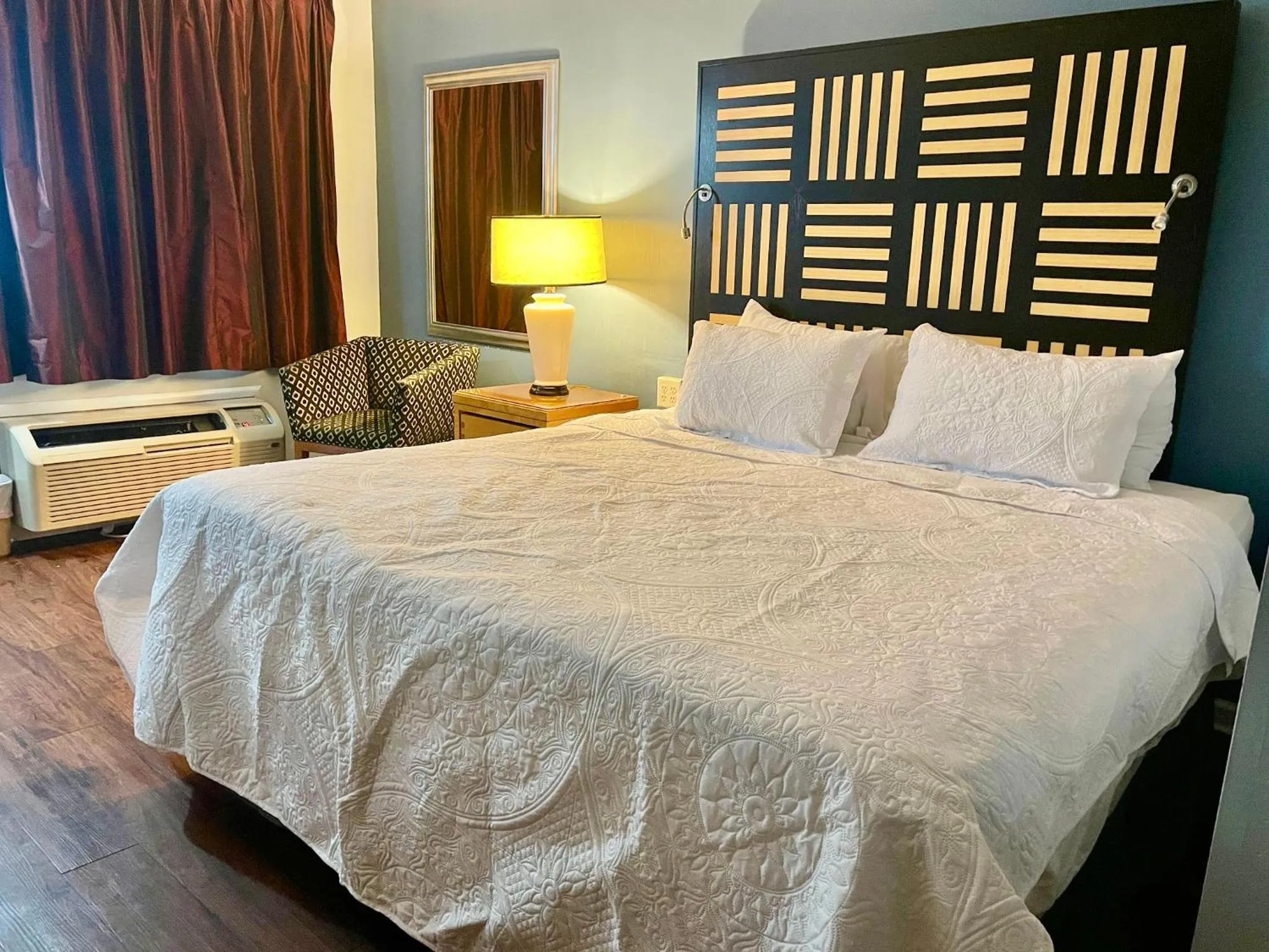 Bed in Motel M Lewisburg