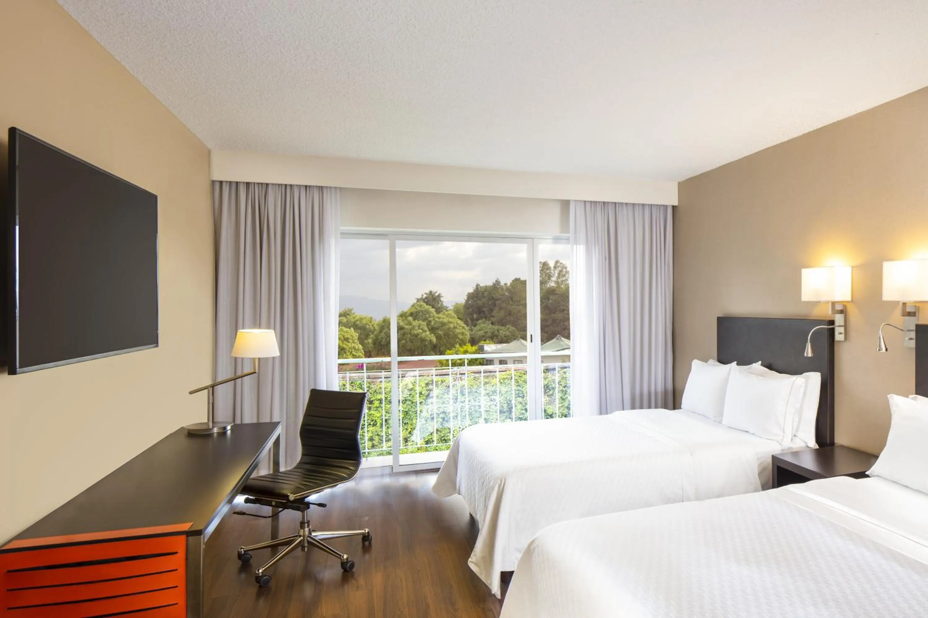 Photo of the whole room, Bed in Fiesta Inn Ciudad de México Aeropuerto