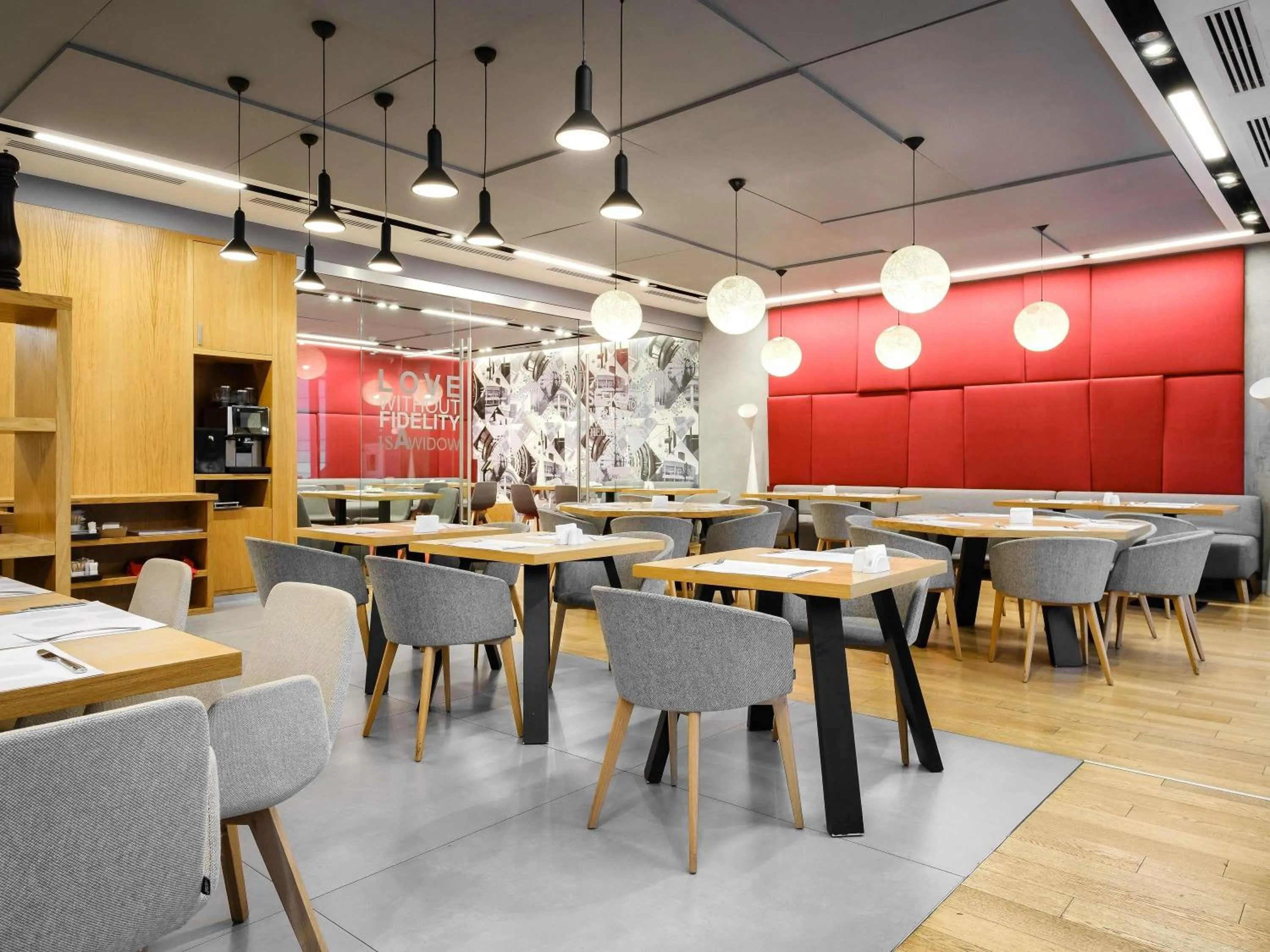 Restaurant/places to eat in Novotel Almaty City Center