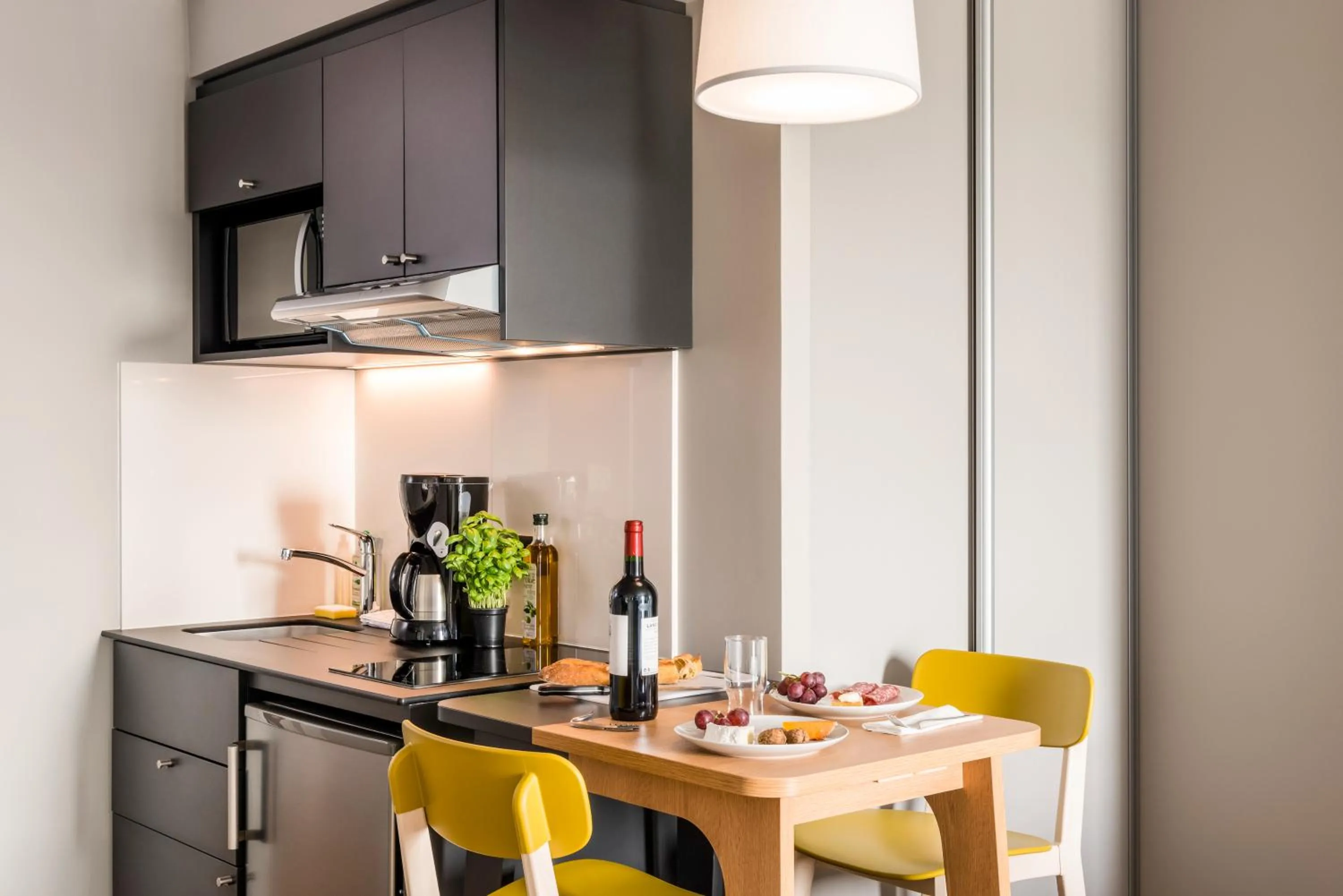 Kitchen or kitchenette in Aparthotel Adagio access Palaiseau Saclay
