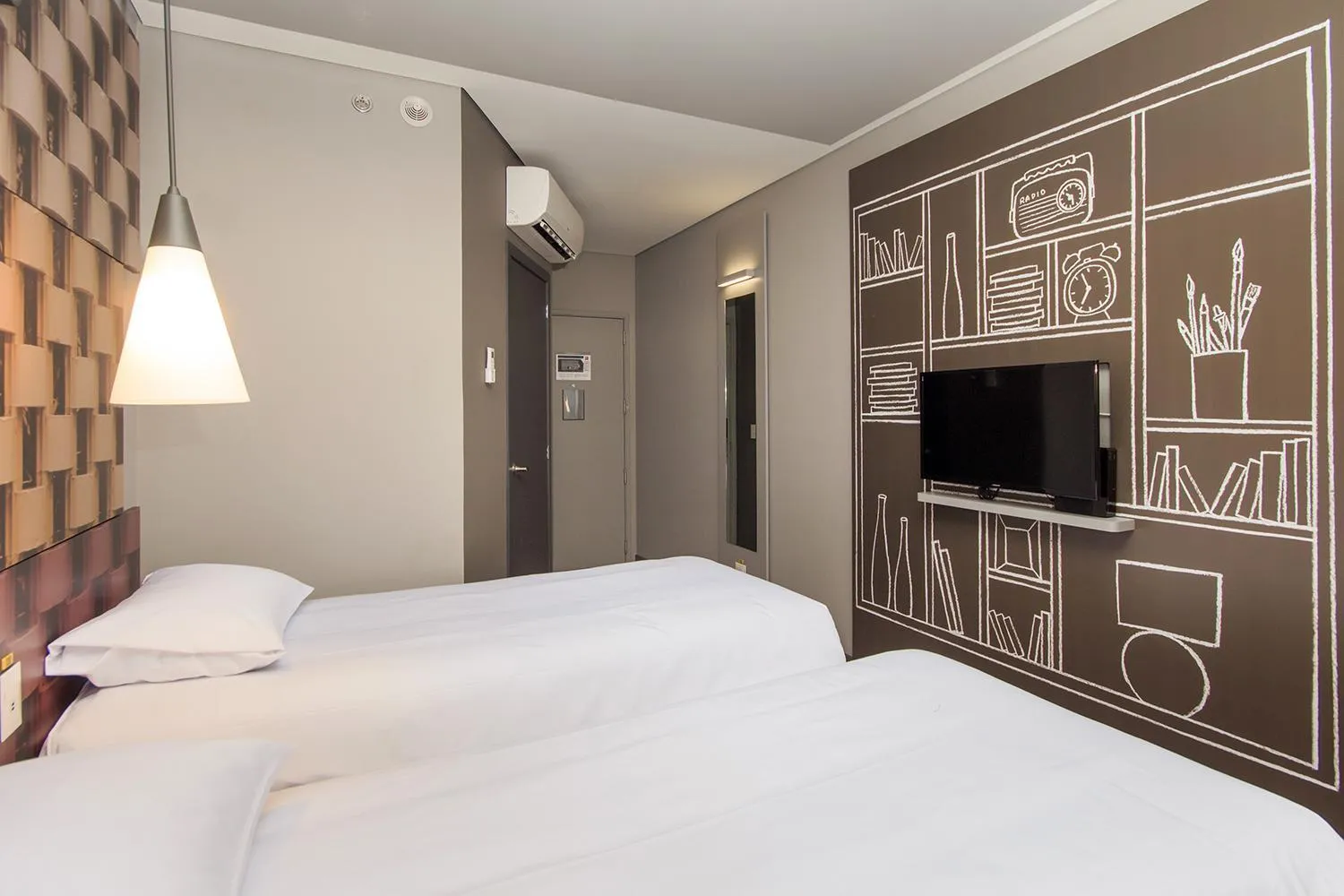 Photo of the whole room, Bed in ibis Cucuta