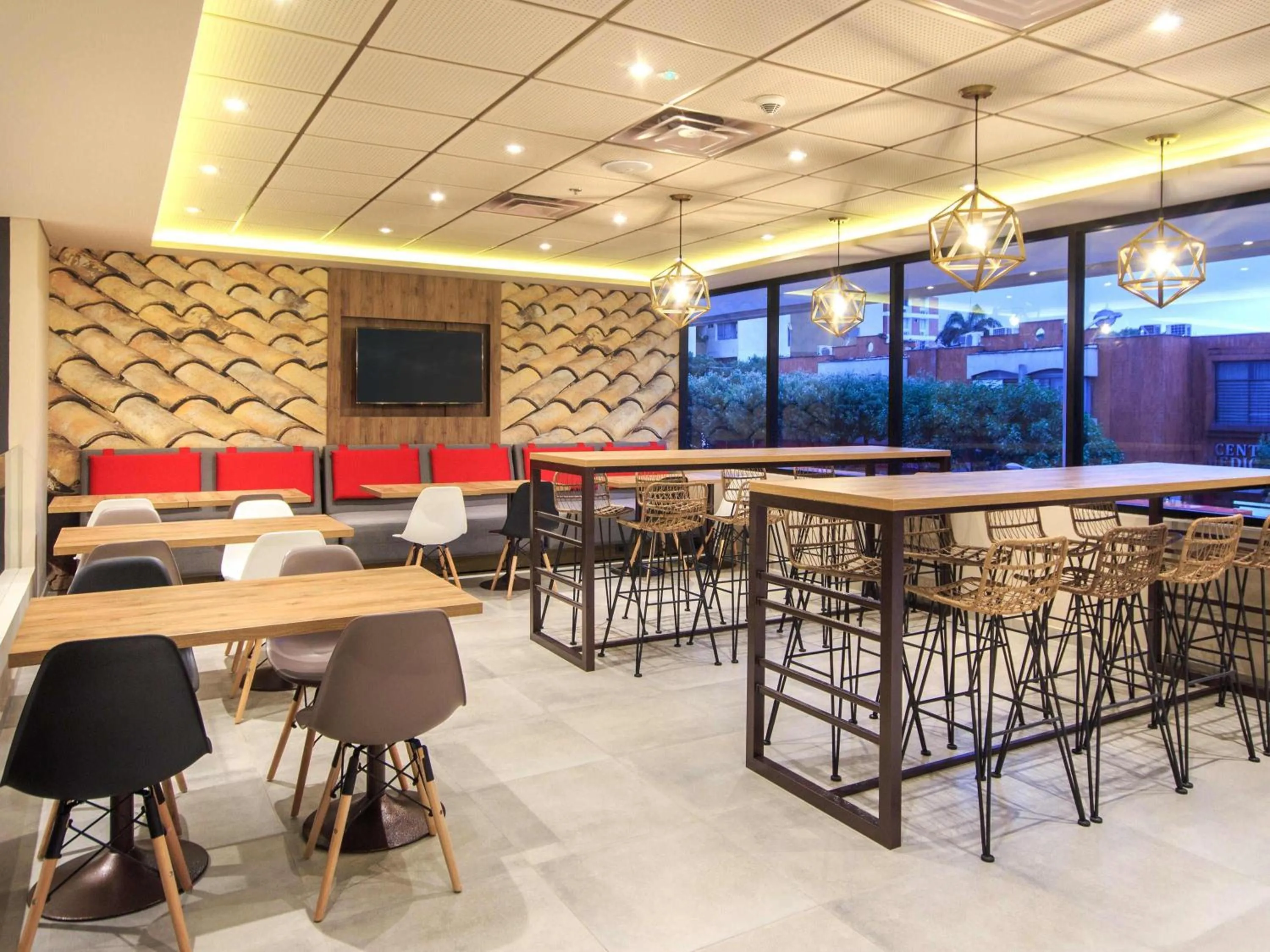 Restaurant/places to eat in ibis Cucuta
