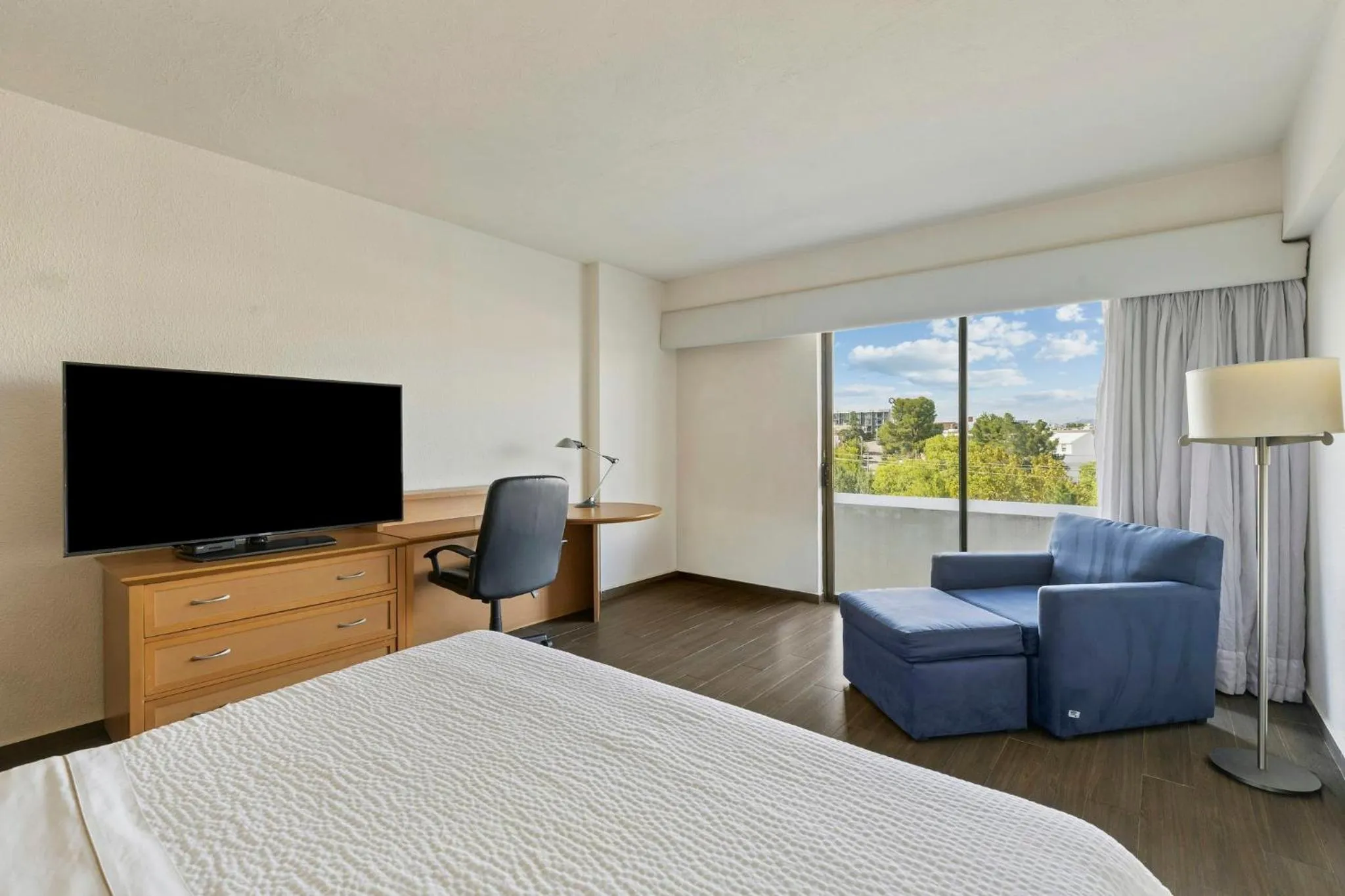 Photo of the whole room, Bed in Fiesta Inn Express Chihuahua