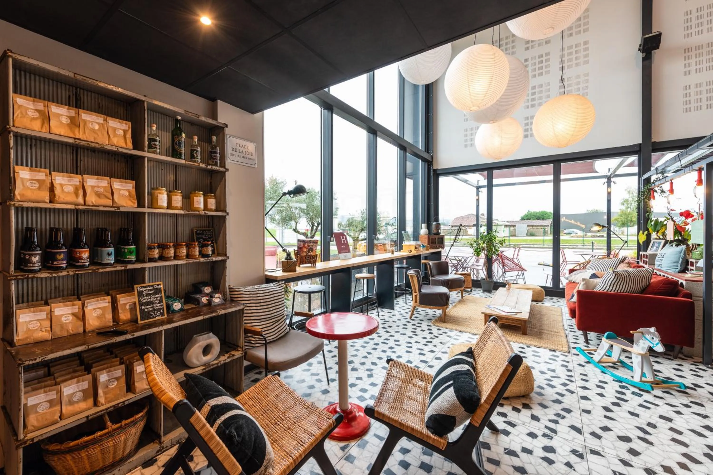 Communal lounge/ TV room in Greet hotel Bourg-en-Bresse Sud Montagnat