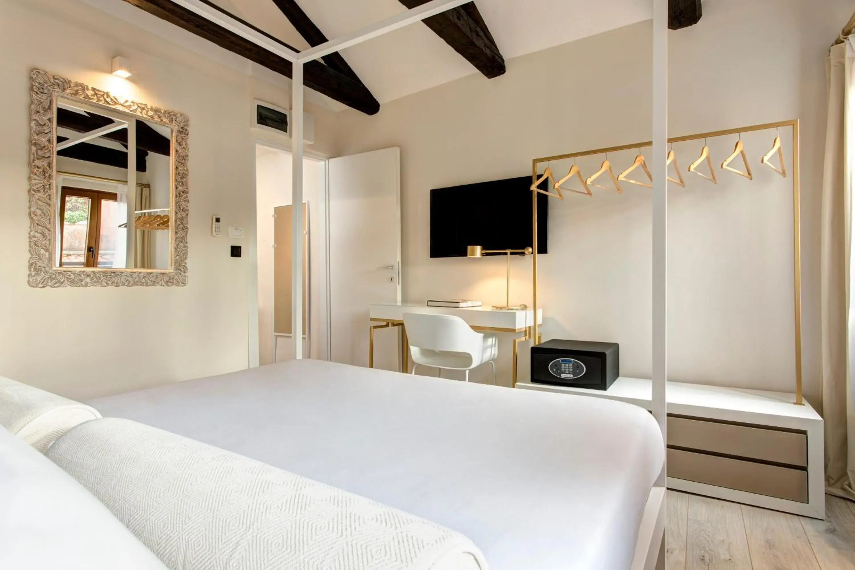 Photo of the whole room, Bed in San Marco Suite 755 Photo of the whole room, Bed in San Marco Suite 755