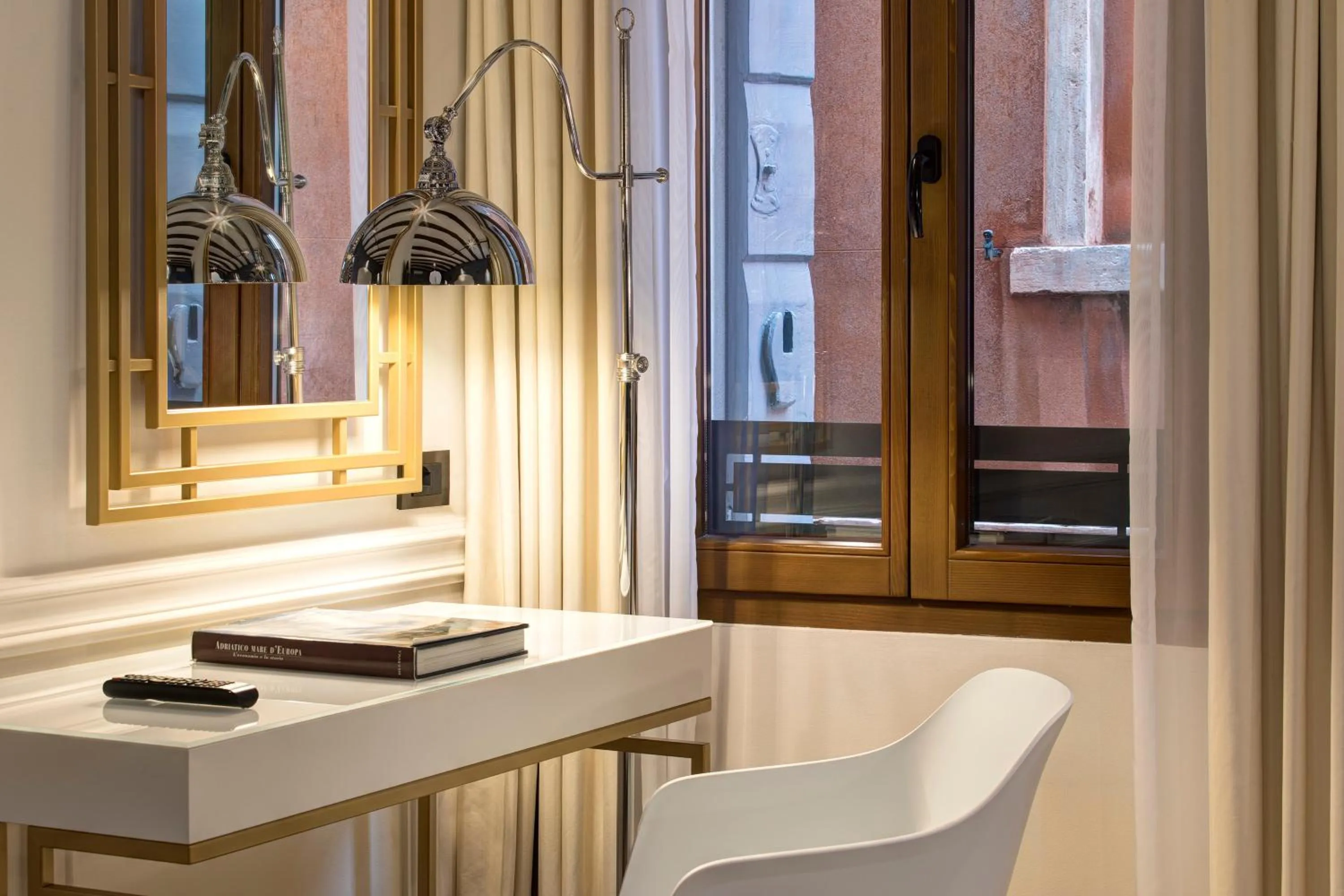 Seating area in San Marco Suite 755