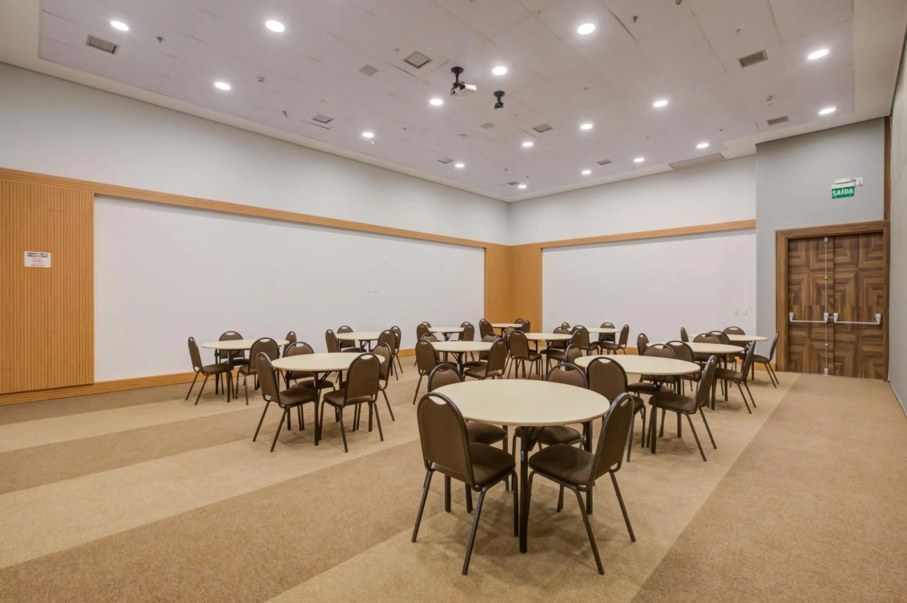 Property building in Bourbon Hotel Cambara