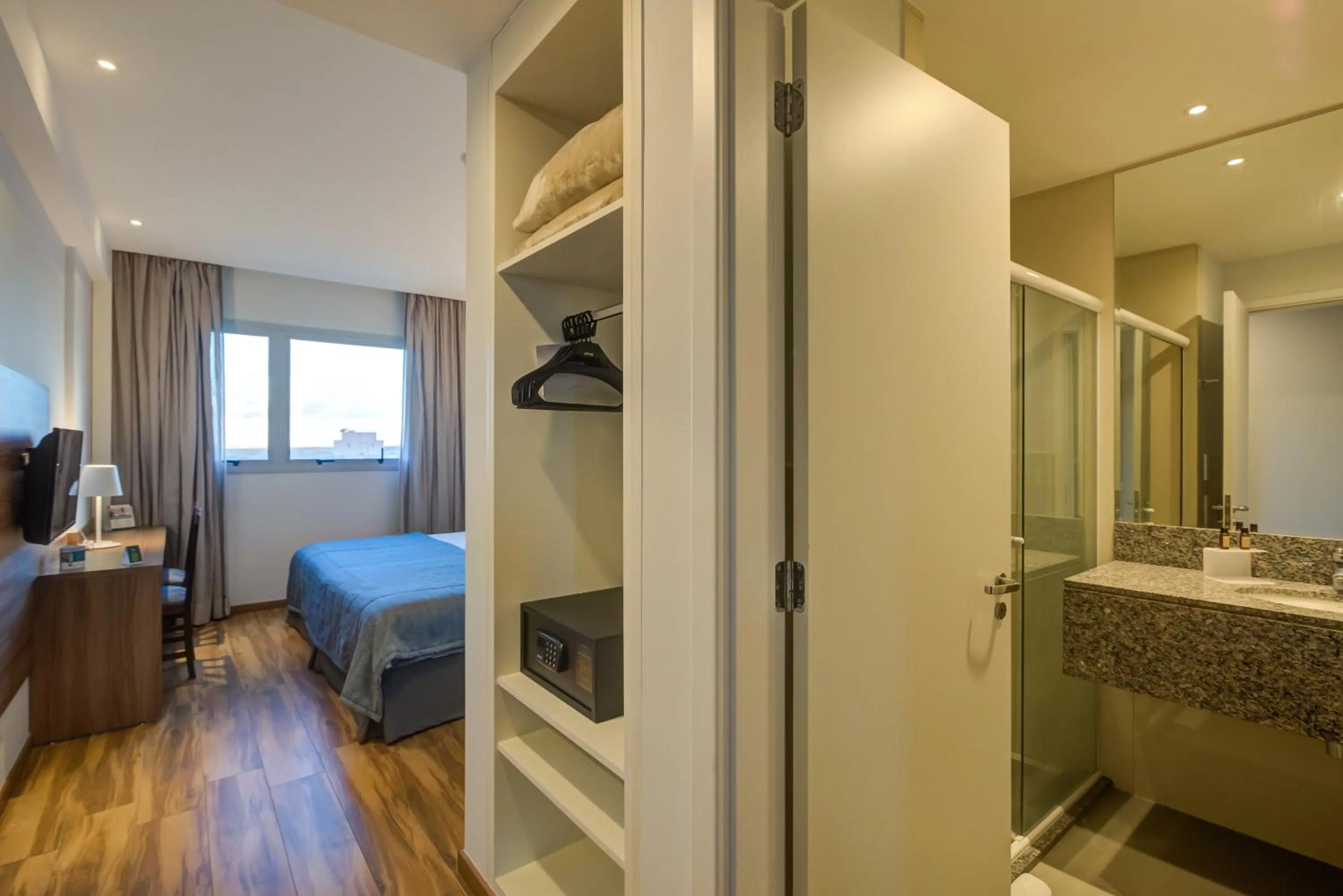 Property building, Bed in Bourbon Hotel Cambara