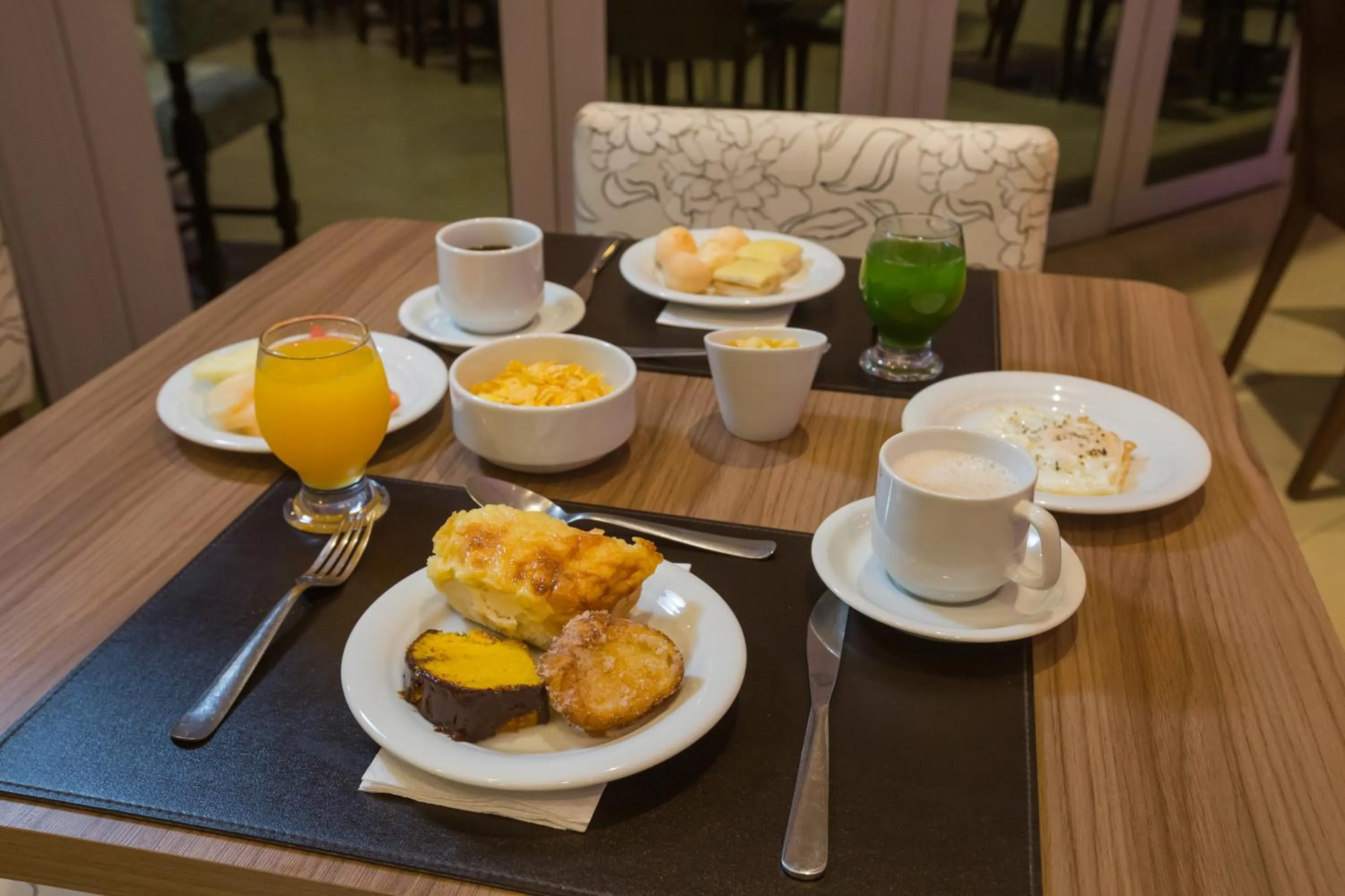 Restaurant/places to eat in Bourbon Hotel Cambara