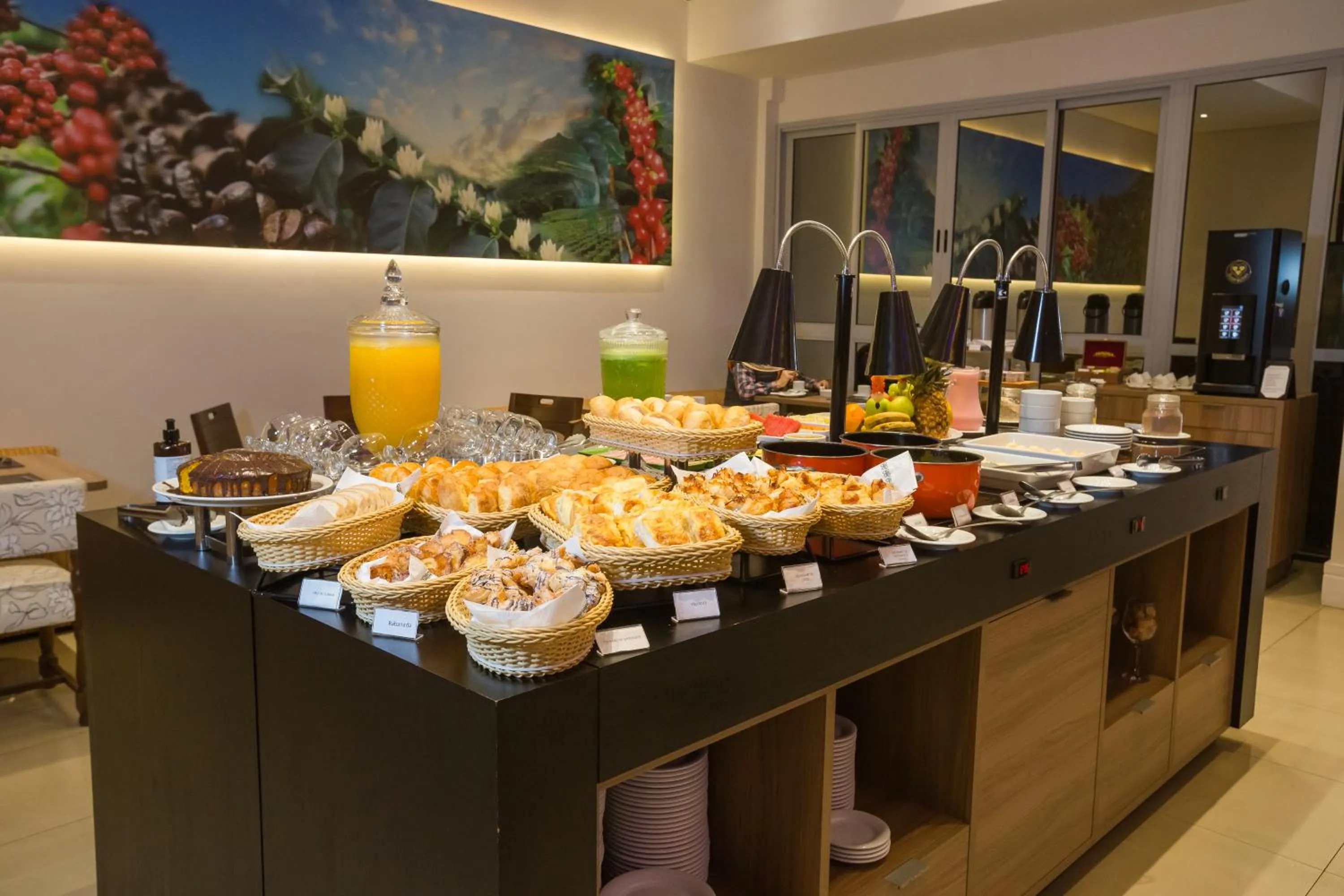 Restaurant/places to eat in Bourbon Hotel Cambara