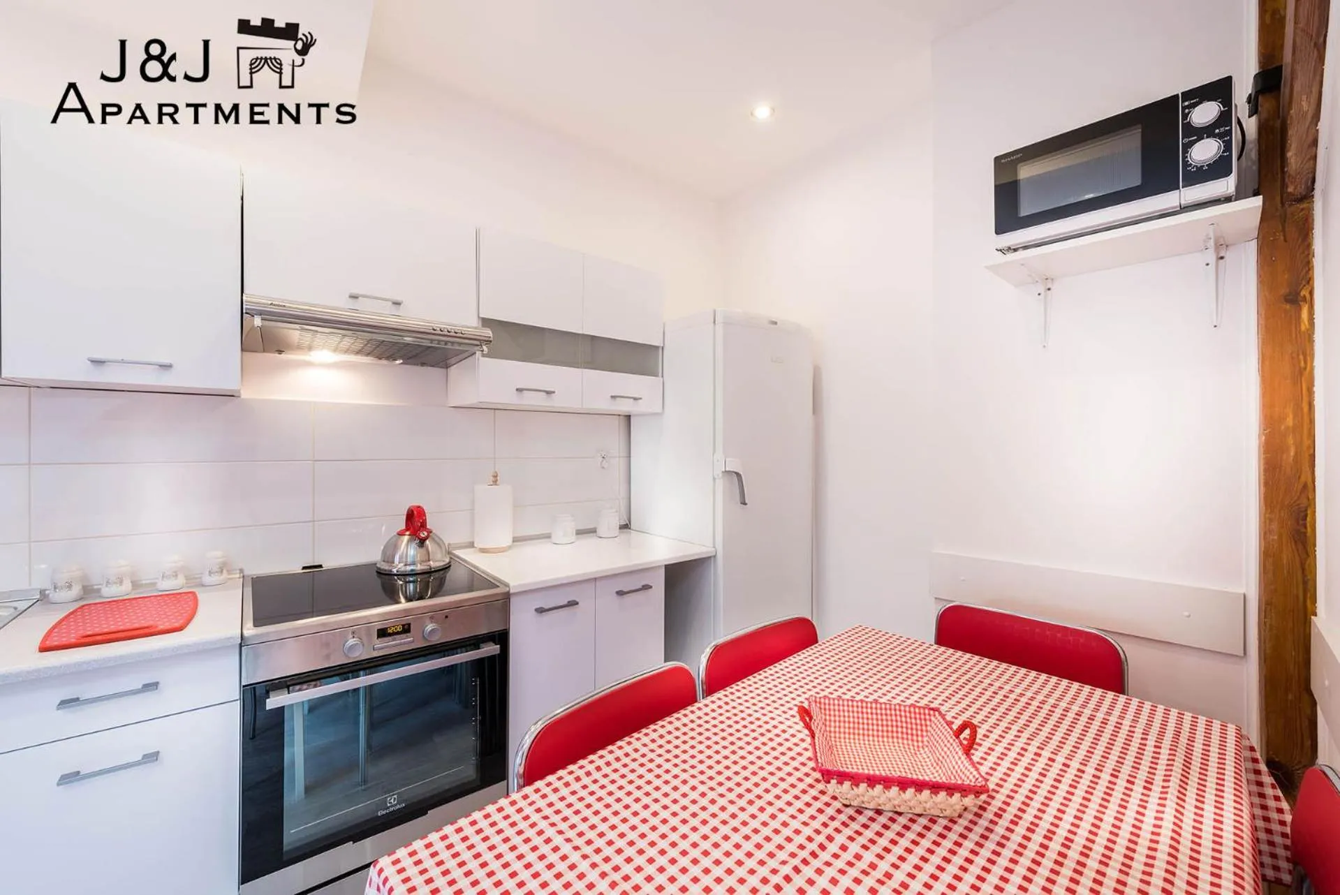 Kitchen or kitchenette in J&J Apartments Łazienna 30 - 12