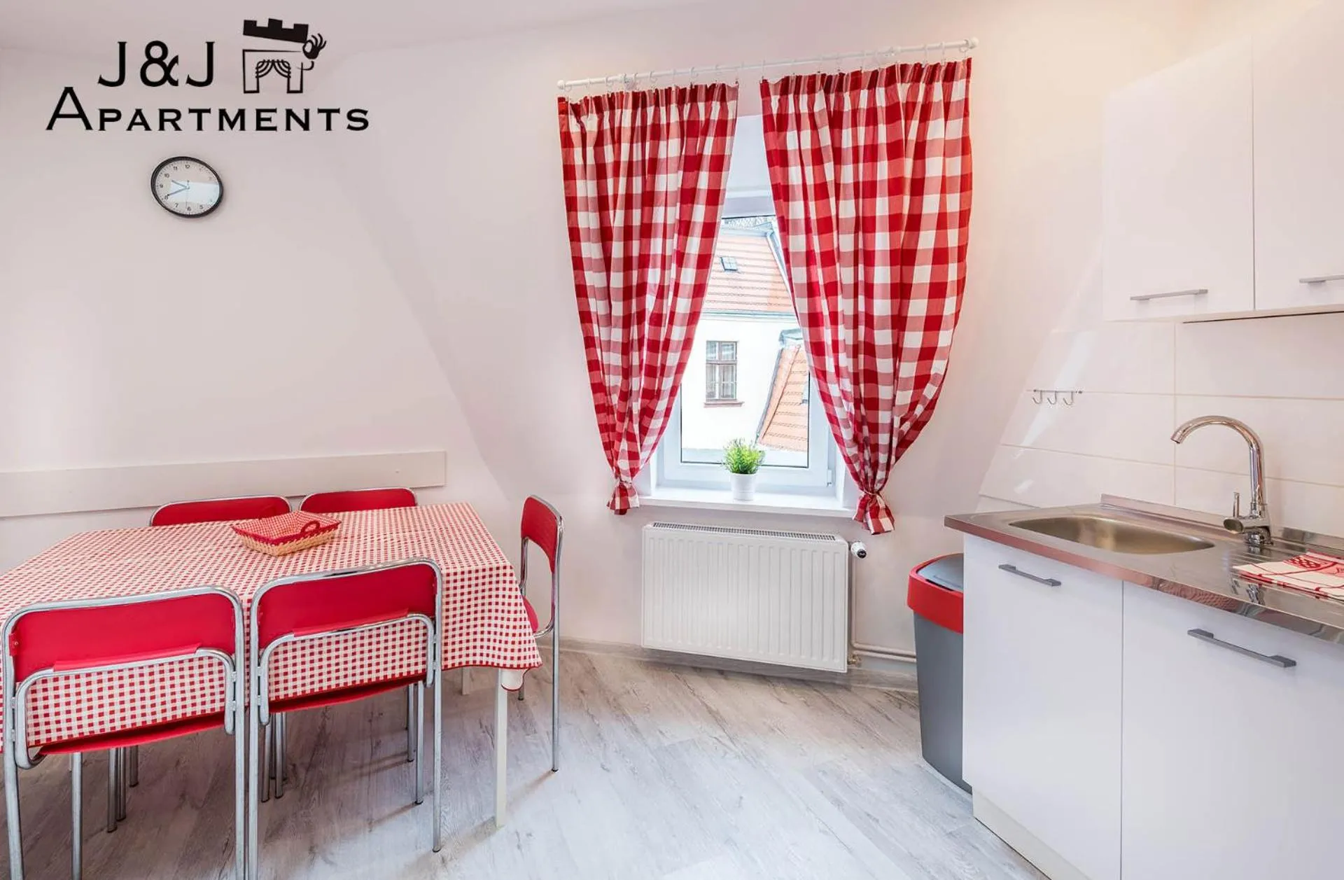 Kitchen or kitchenette in J&J Apartments Łazienna 30 - 12