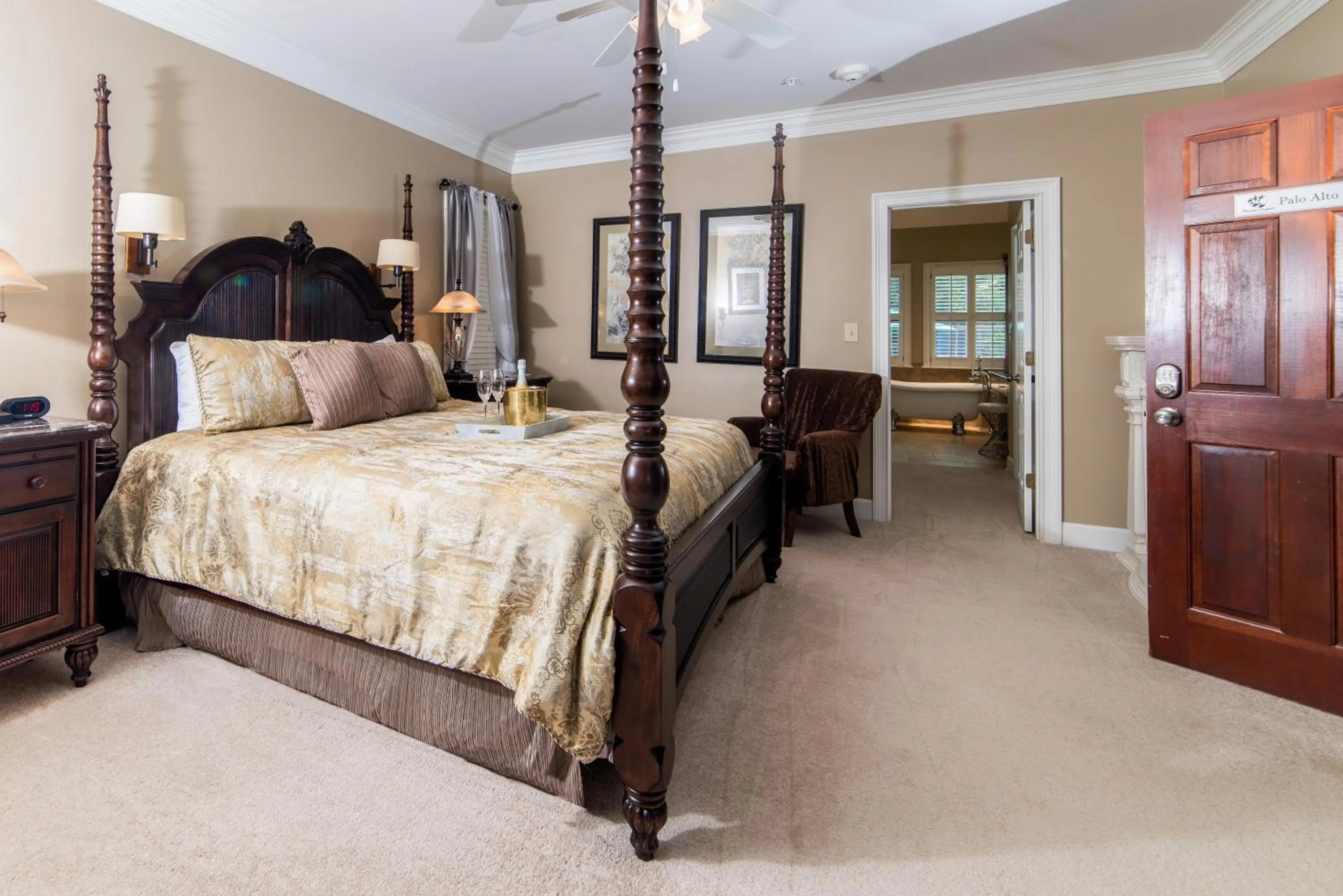 Bed in Pleasanton Courtyard Bed and Breakfast