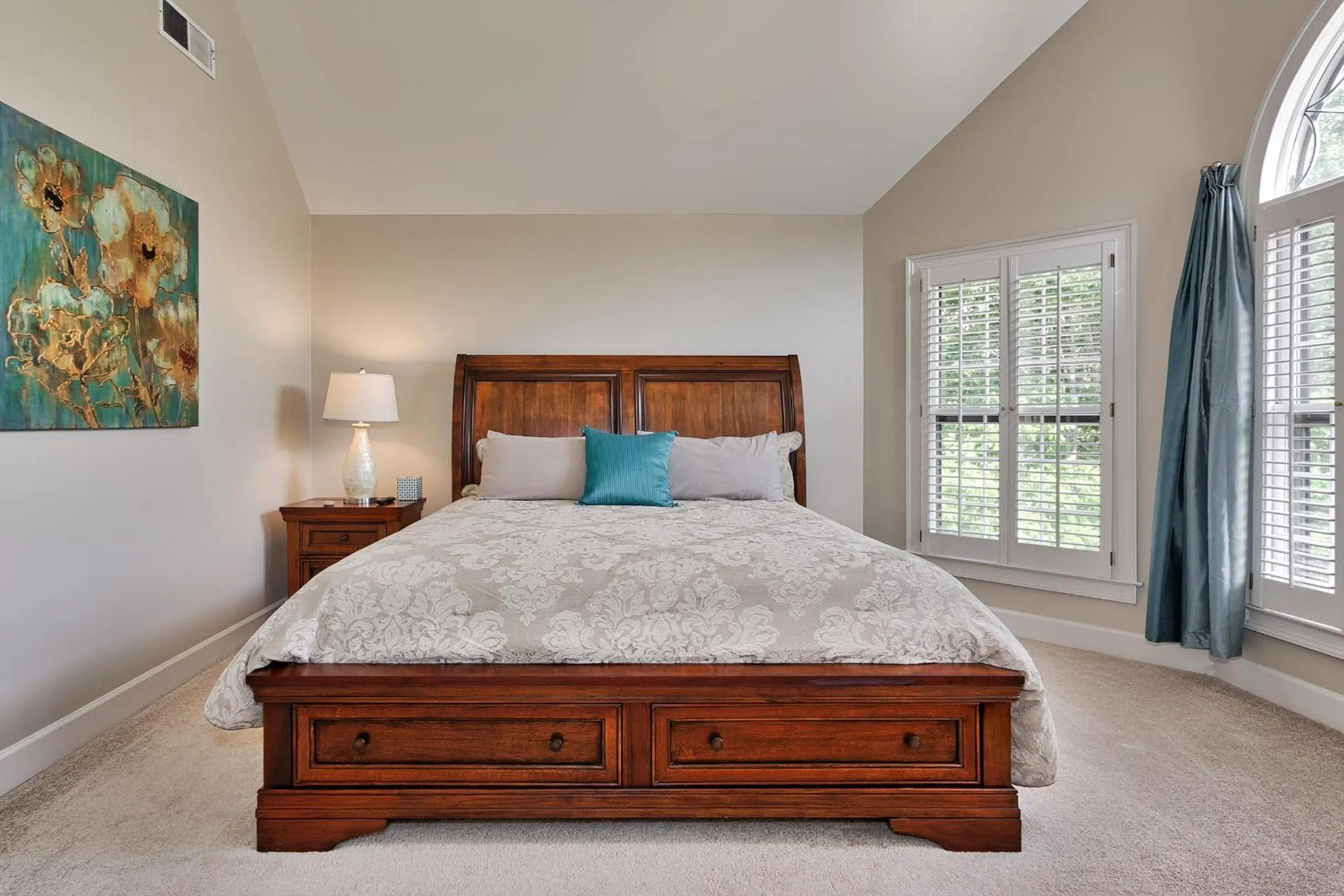 Bed in Pleasanton Courtyard Bed and Breakfast