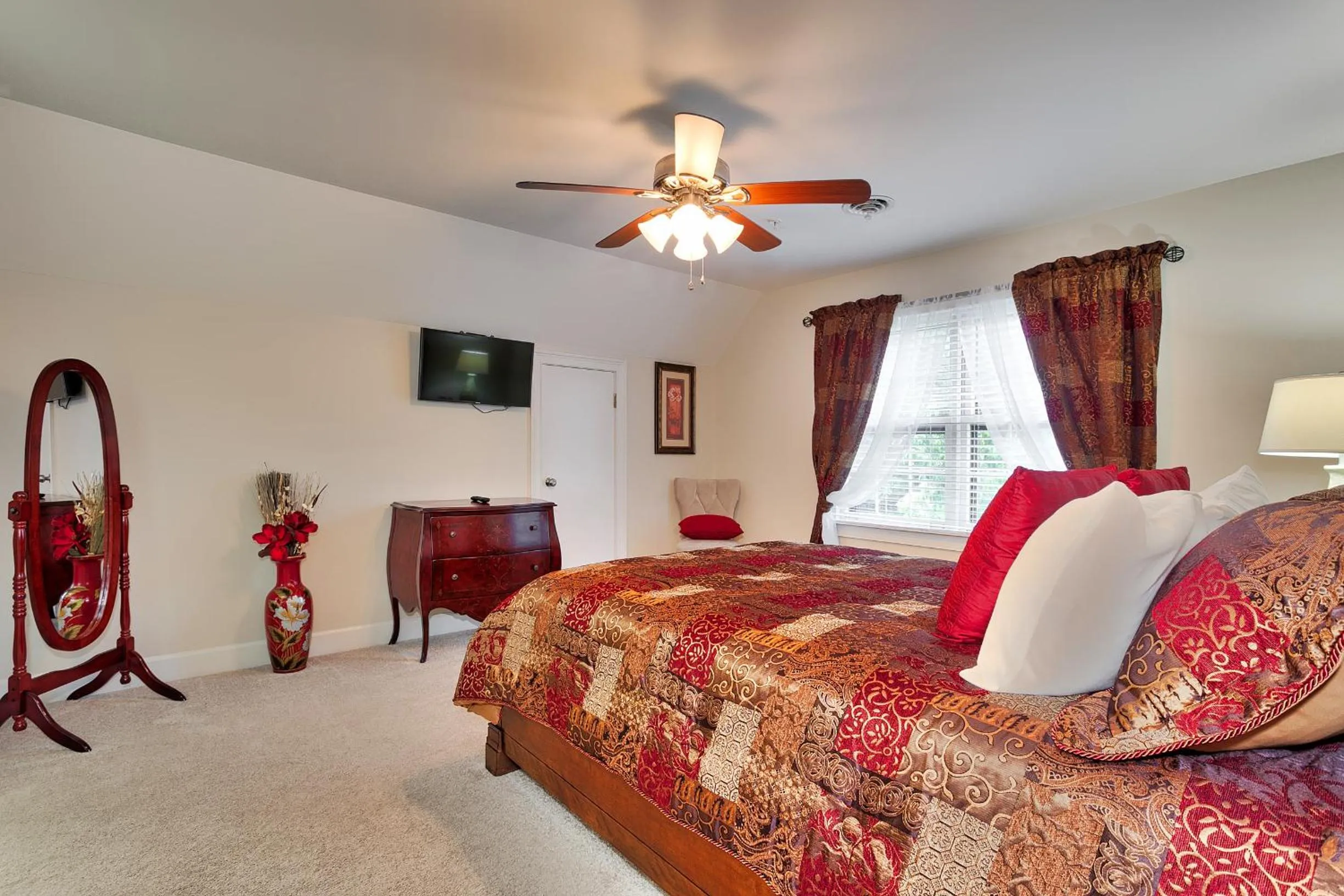 Bed in Pleasanton Courtyard Bed and Breakfast