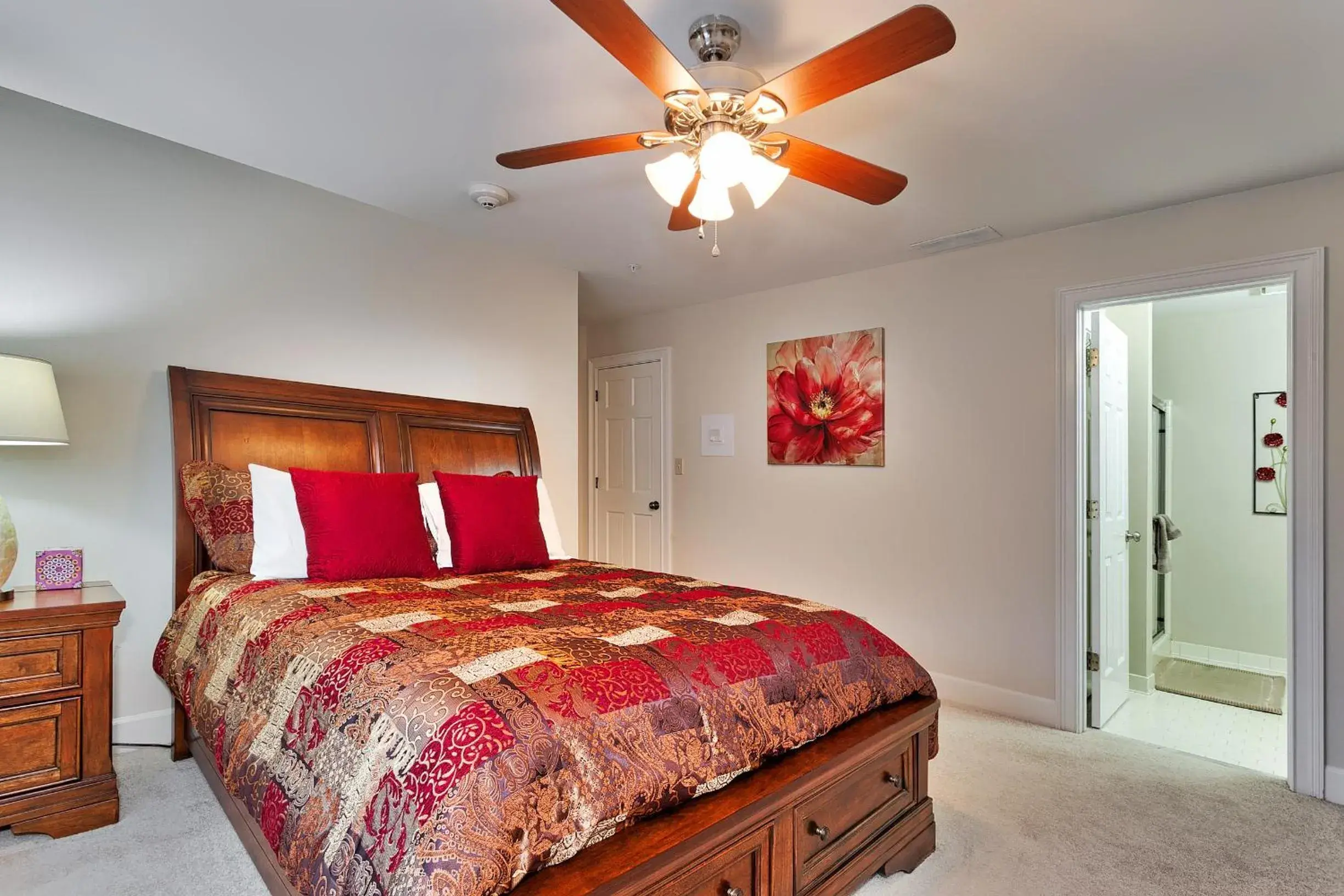 Queen Room in Pleasanton Courtyard Bed and Breakfast Queen Room in Pleasanton Courtyard Bed and Breakfast